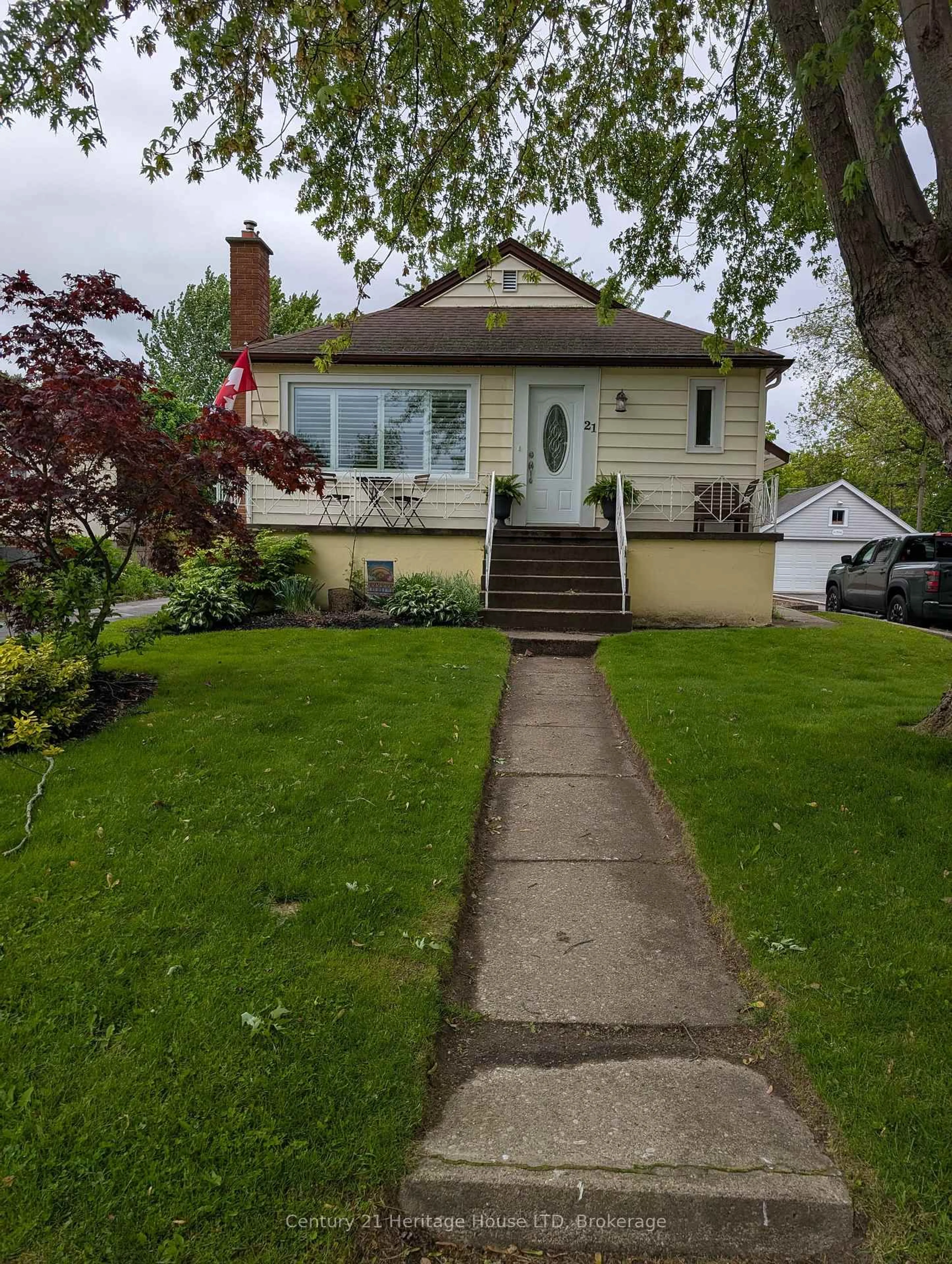 A pic from outside/outdoor area/front of a property/back of a property/a pic from drone, street for 21 Linwood Ave, Port Colborne Ontario L3K 5J4