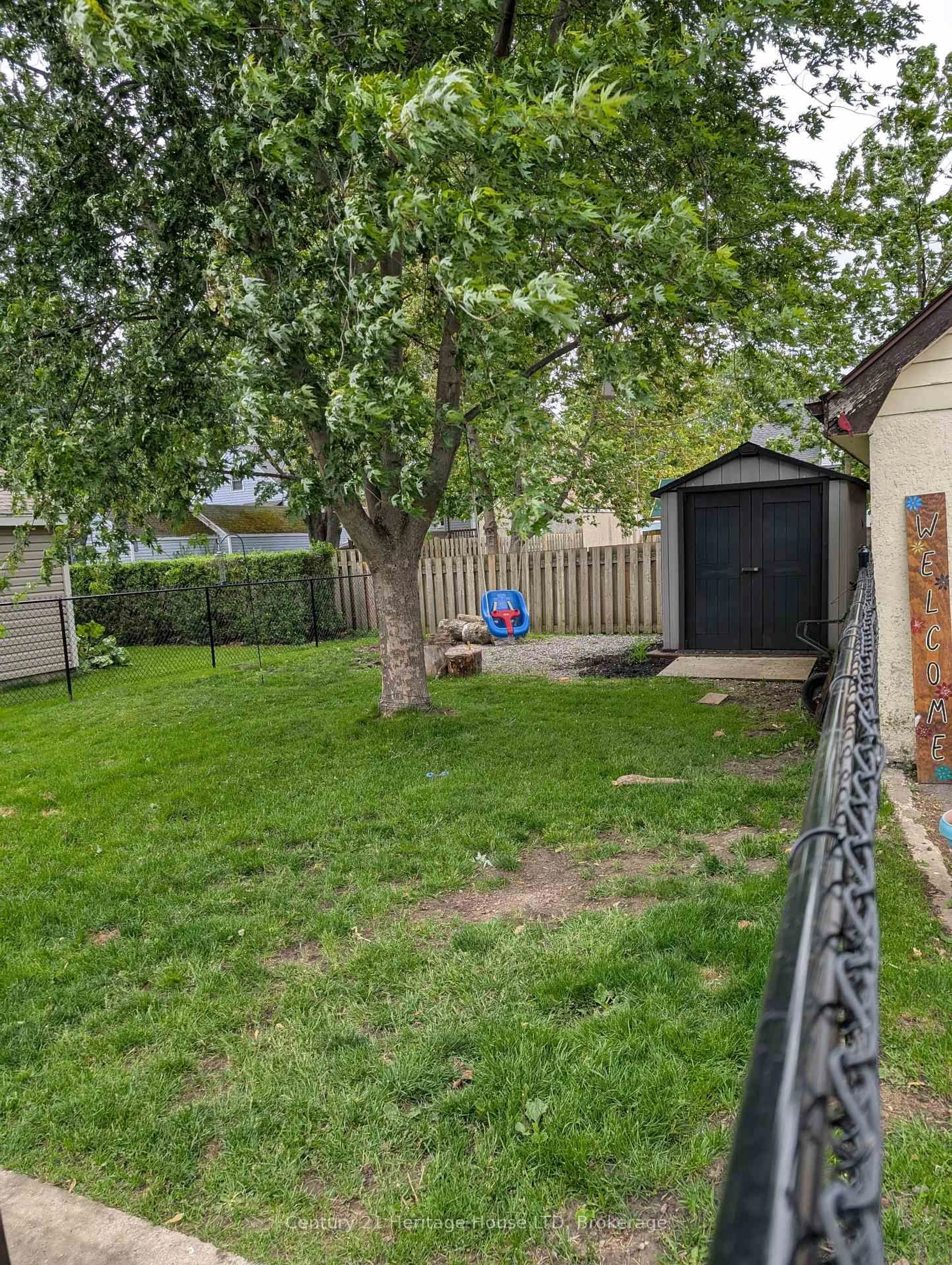 A pic from outside/outdoor area/front of a property/back of a property/a pic from drone, street for 21 Linwood Ave, Port Colborne Ontario L3K 5J4