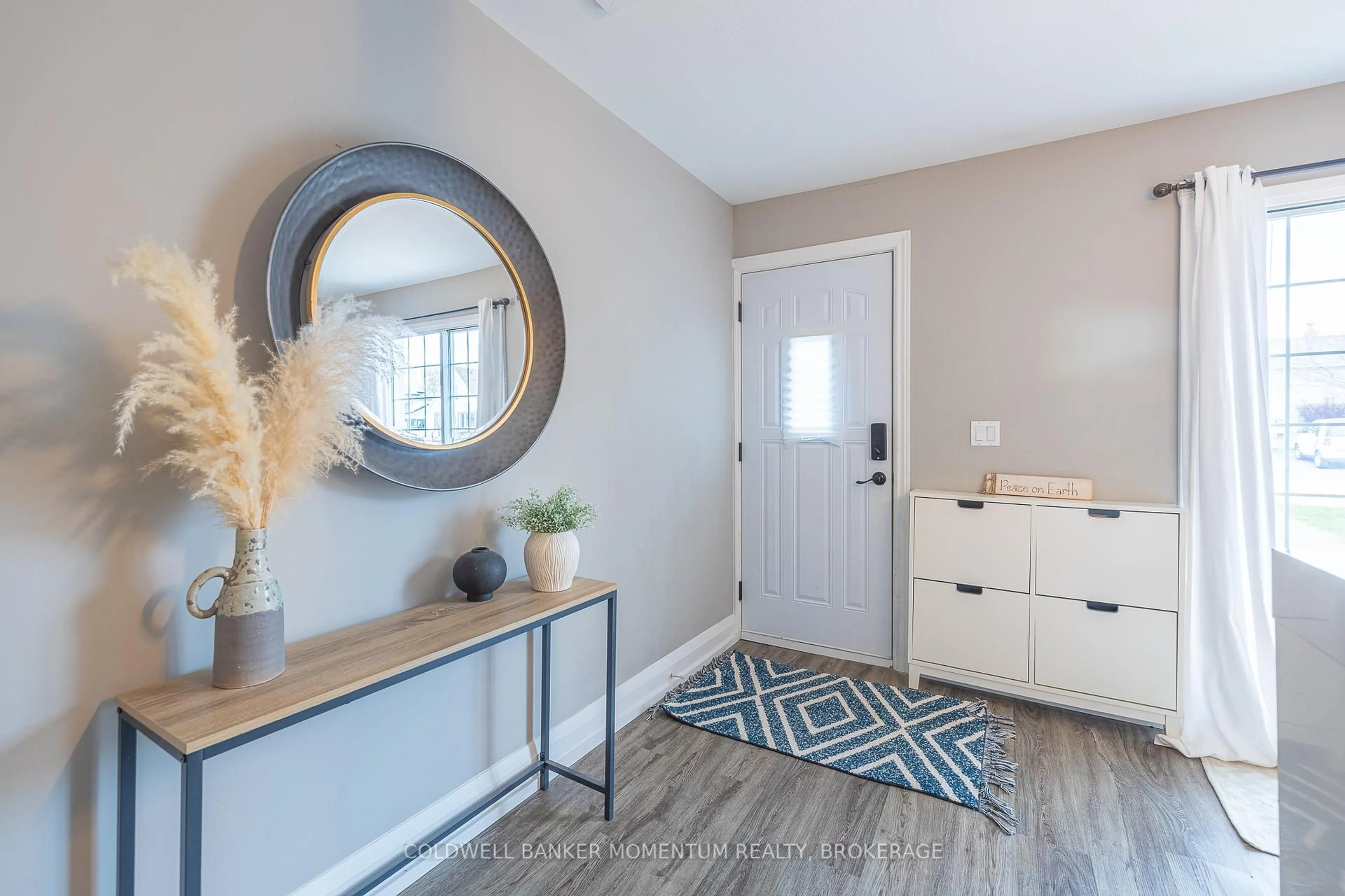 Indoor entryway for 35 Kinsey St, St. Catharines Ontario L2S 1C9