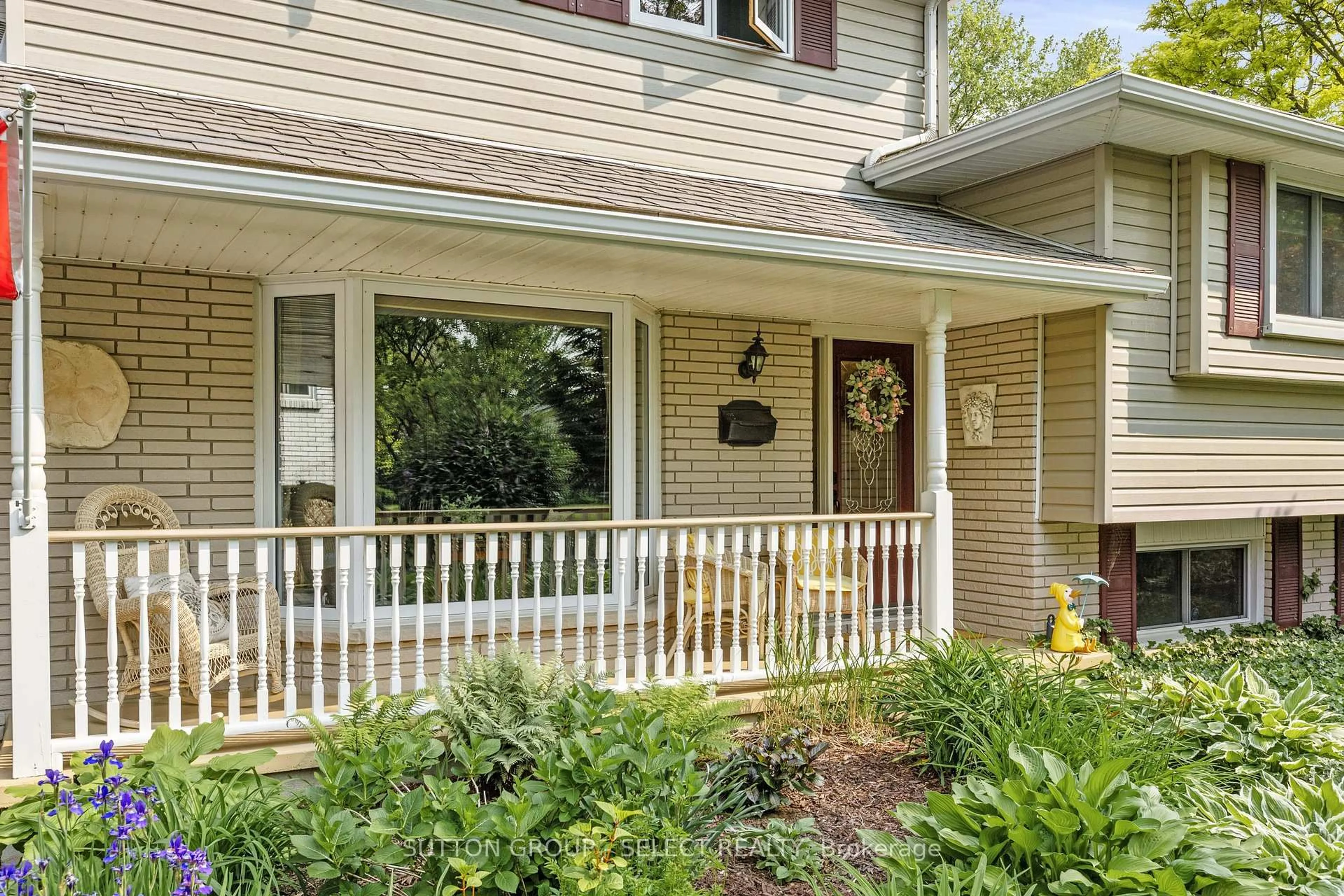 Home with vinyl exterior material, street for 93 Wakefield Cres, London North Ontario N5X 1Z6