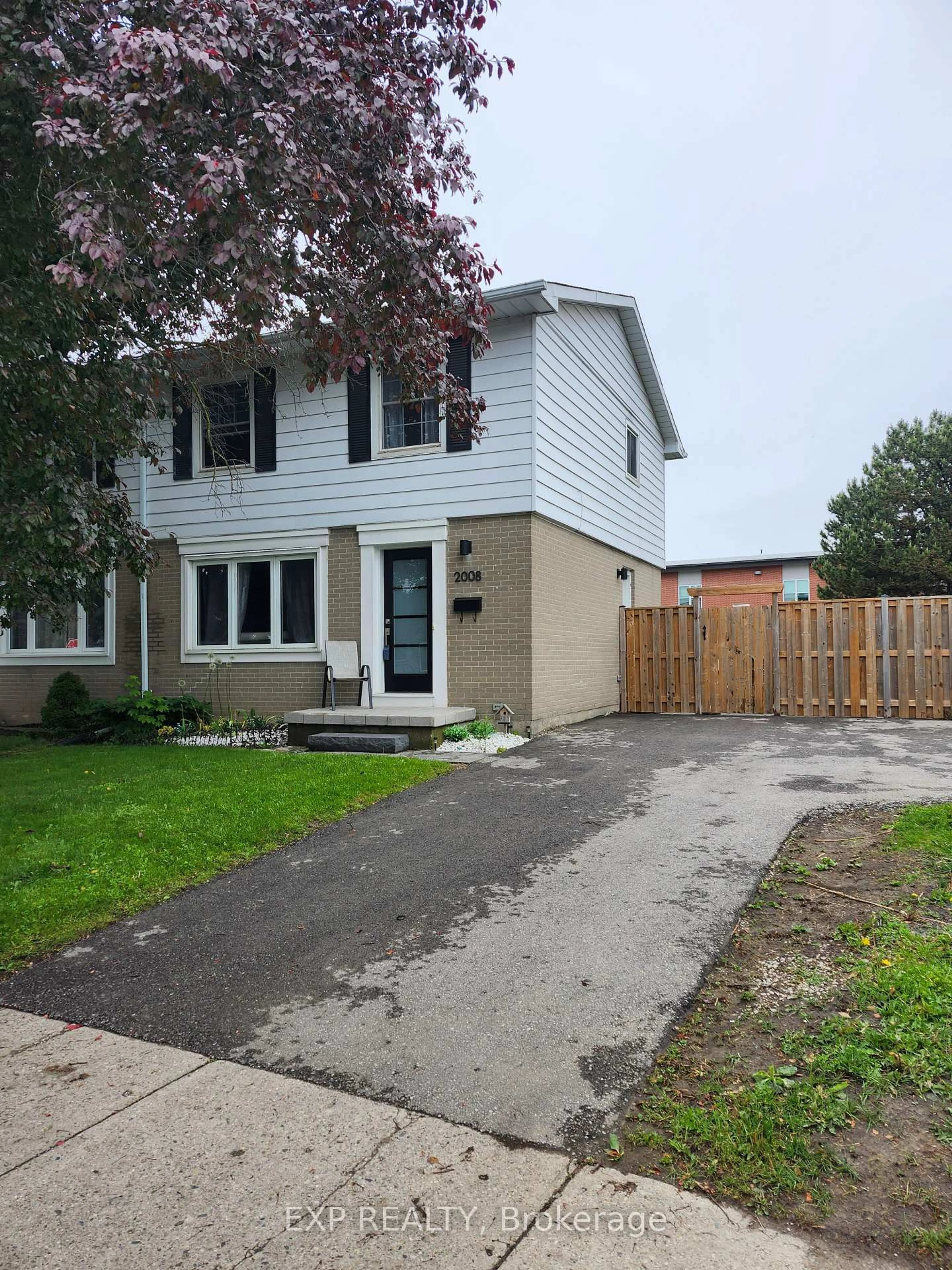 Home with vinyl exterior material, street for 2008 Royal Cres, London East Ontario N5V 1N8