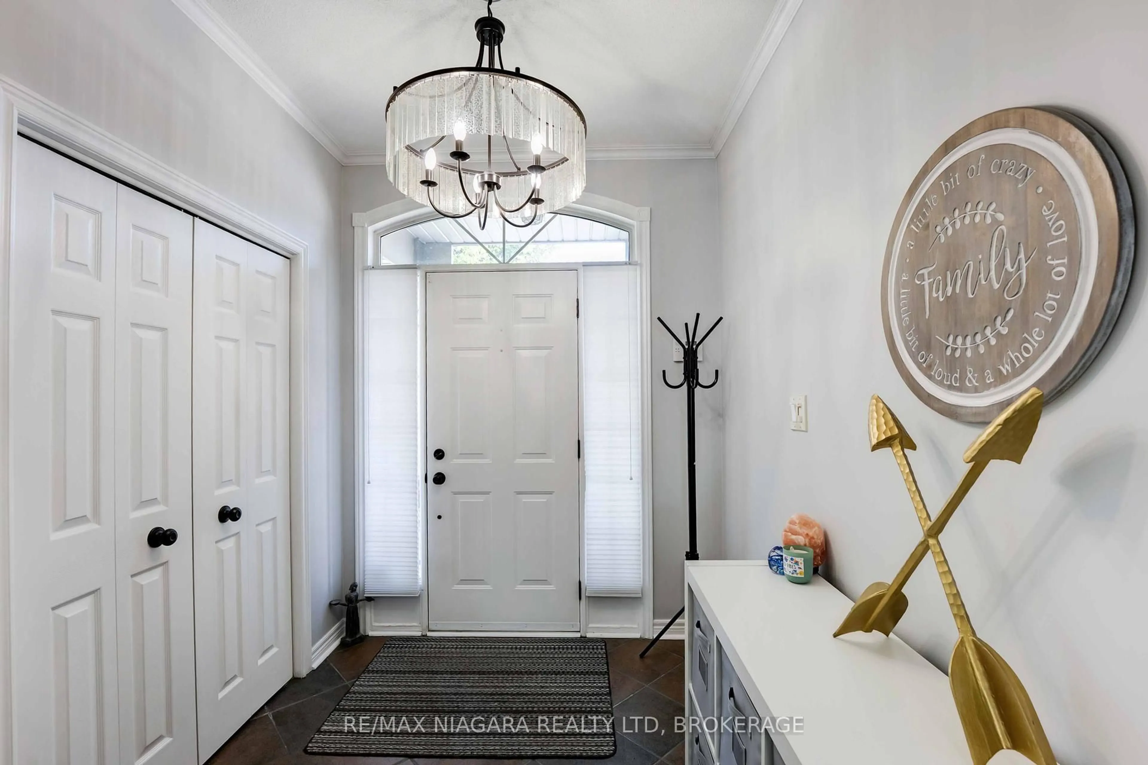 Indoor entryway for 5200 Dorchester Rd #4, Niagara Falls Ontario L2E 7M6