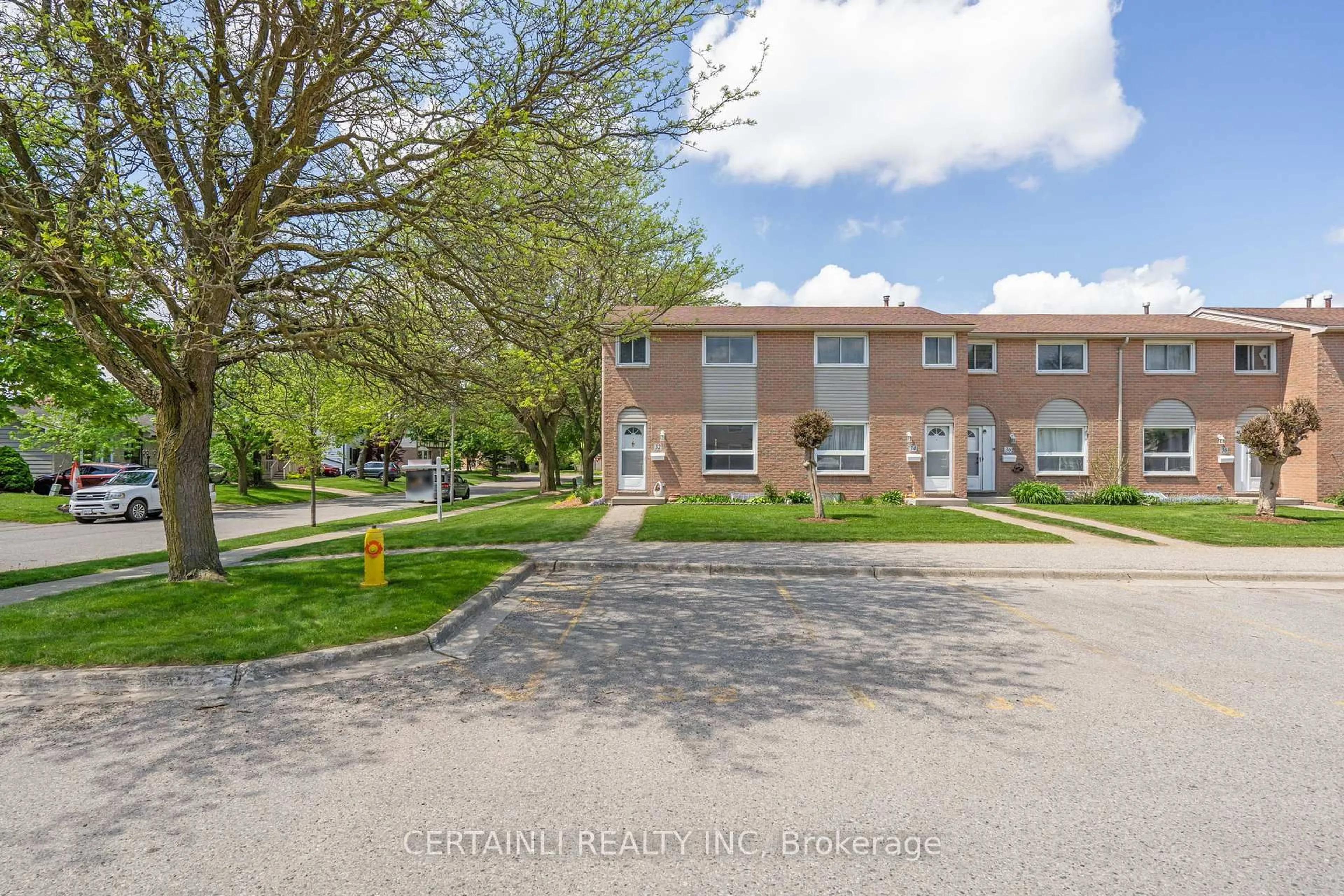 A pic from outside/outdoor area/front of a property/back of a property/a pic from drone, street for 40 Tiffany Dr #32, London East Ontario N5V 3N3