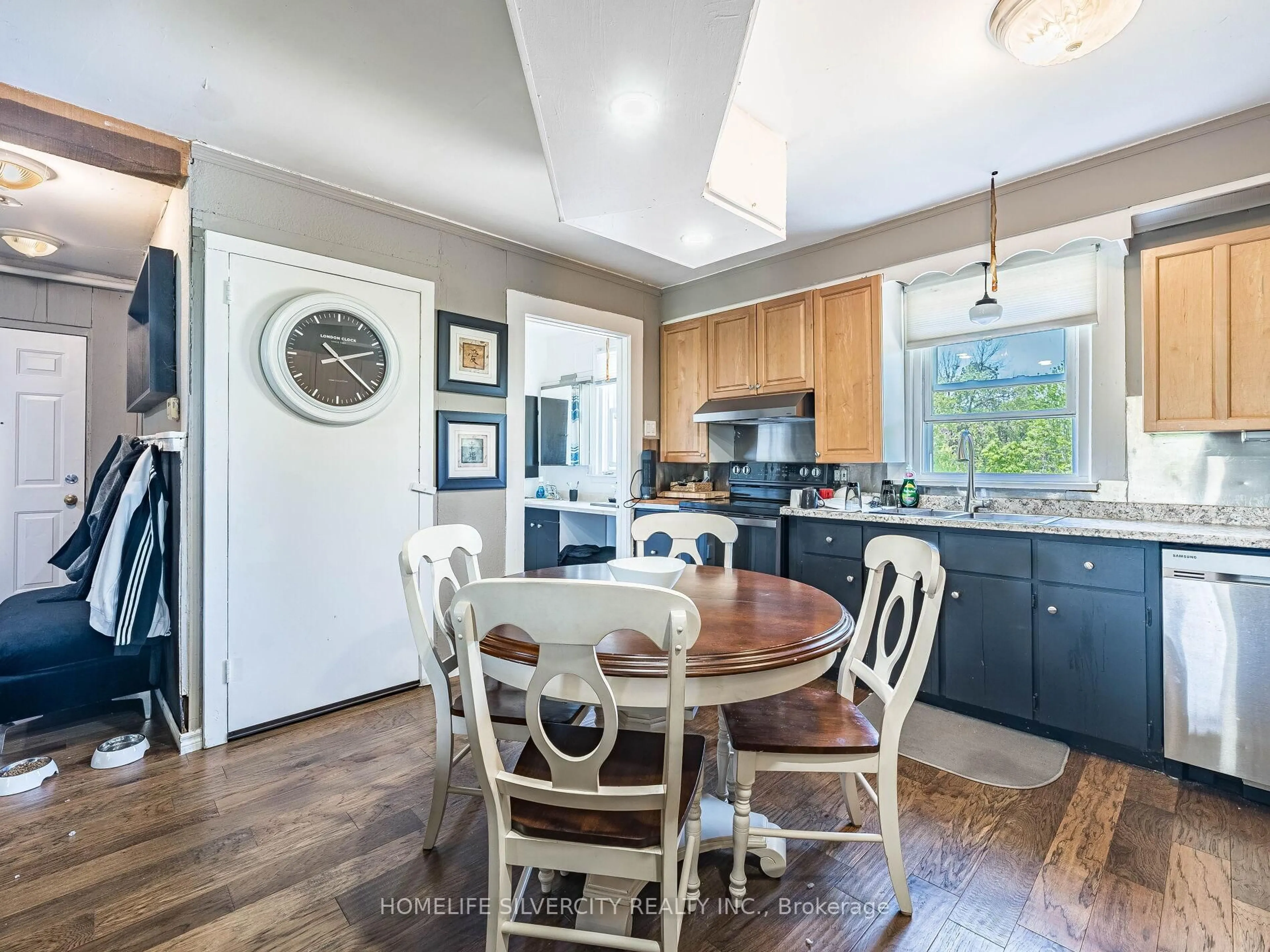 Open concept kitchen, wood/laminate floor for 4613 N Service Rd, Lincoln Ontario L3J 1J7