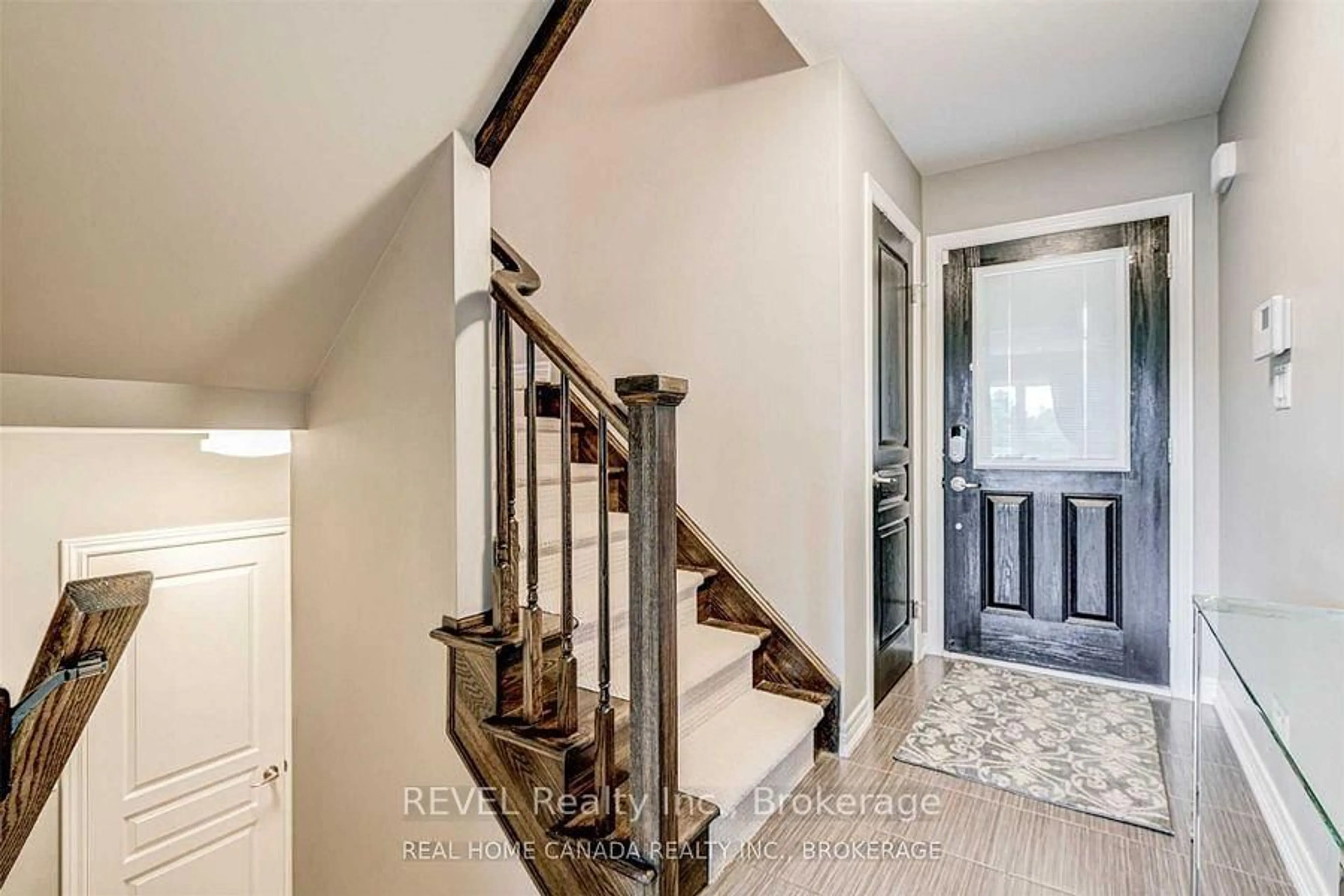 Indoor entryway for 7272 LIONSHEAD Ave, Niagara Falls Ontario L2G 0A6