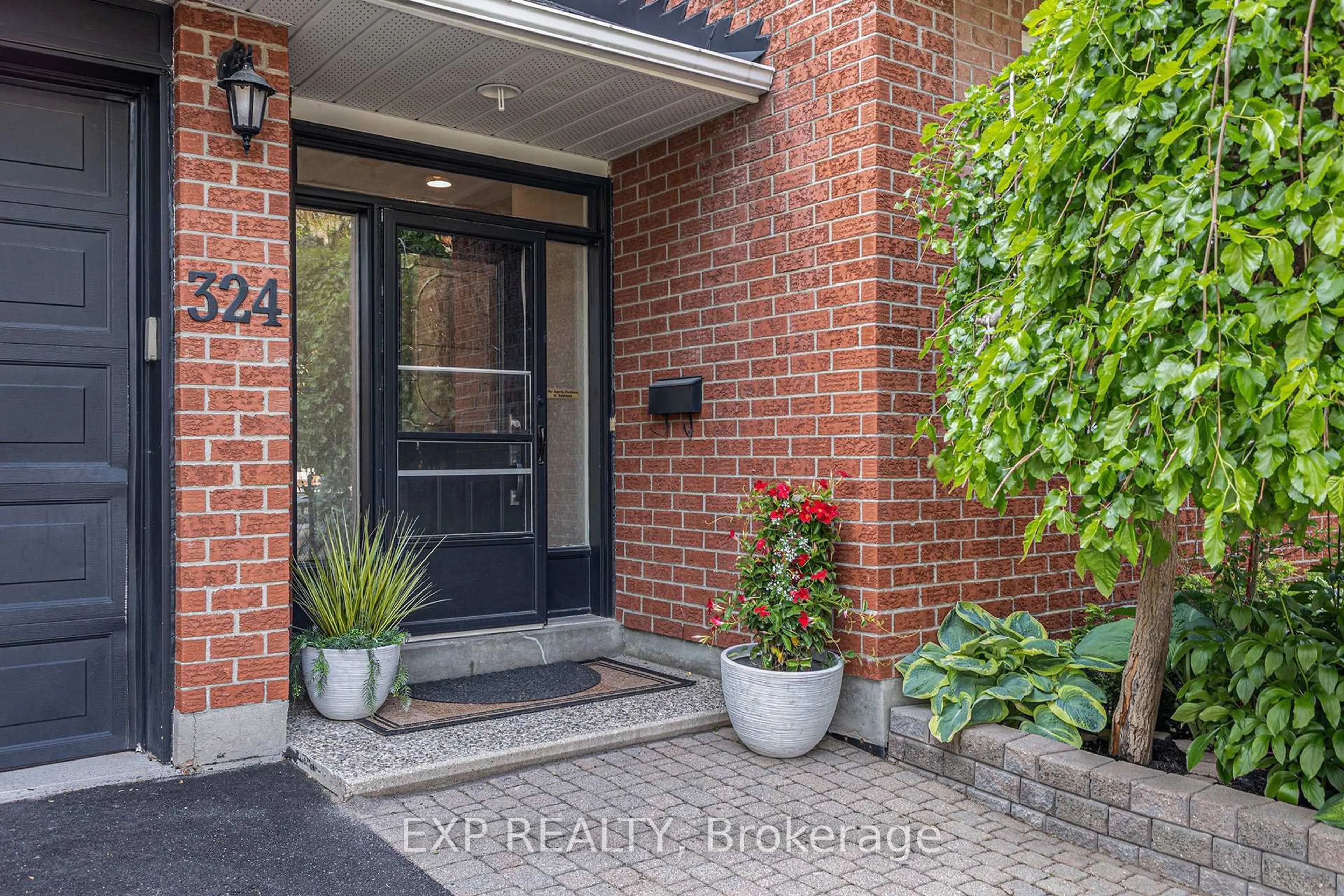 Indoor entryway for 324 Stoneway Dr, Ottawa Ontario K2G 6G8