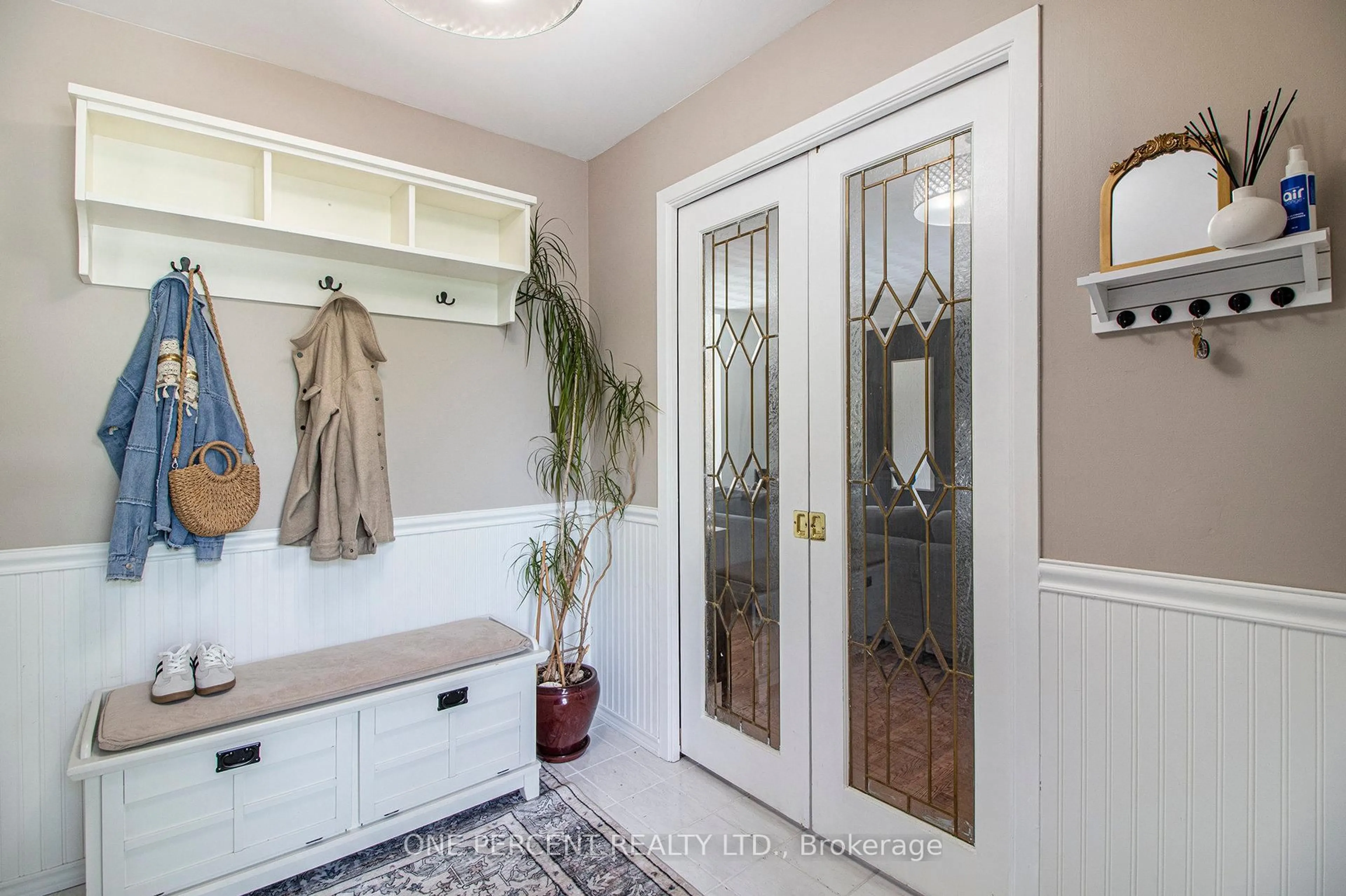Indoor entryway for 1042 Harkness Ave, Ottawa Ontario K1V 6P2