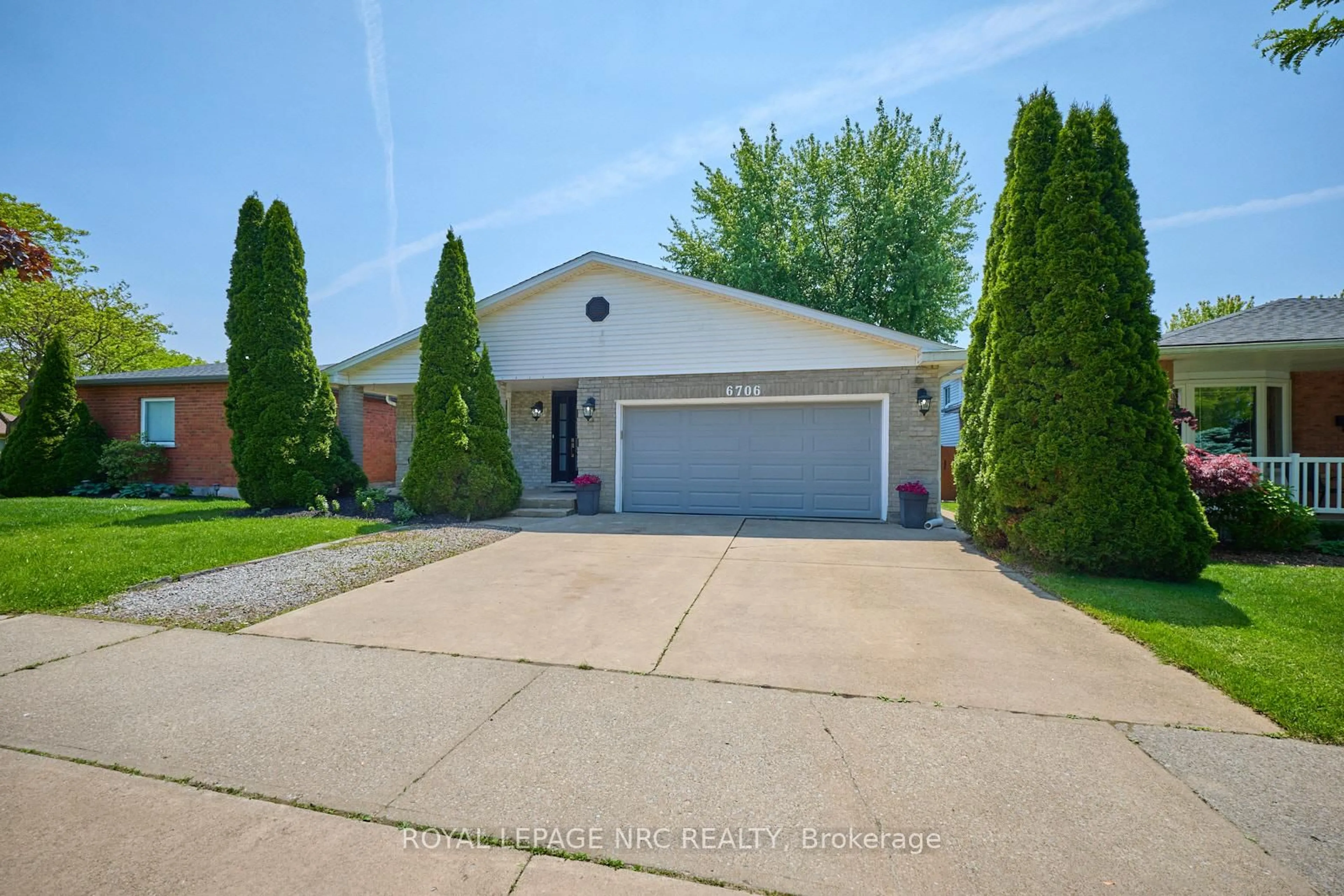 Home with vinyl exterior material, street for 6706 Buckingham Dr, Niagara Falls Ontario L2H 2S5