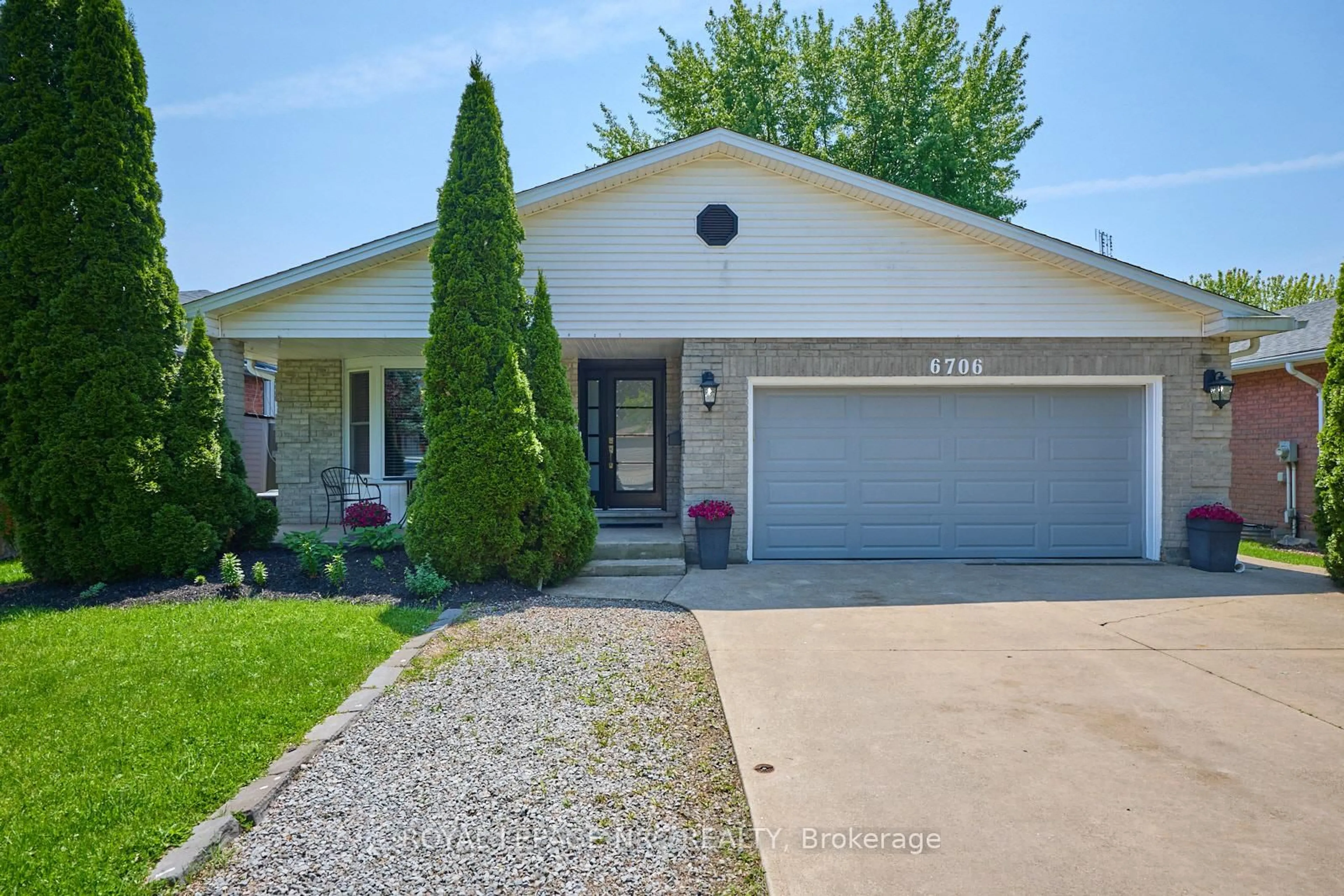 Home with vinyl exterior material, street for 6706 Buckingham Dr, Niagara Falls Ontario L2H 2S5