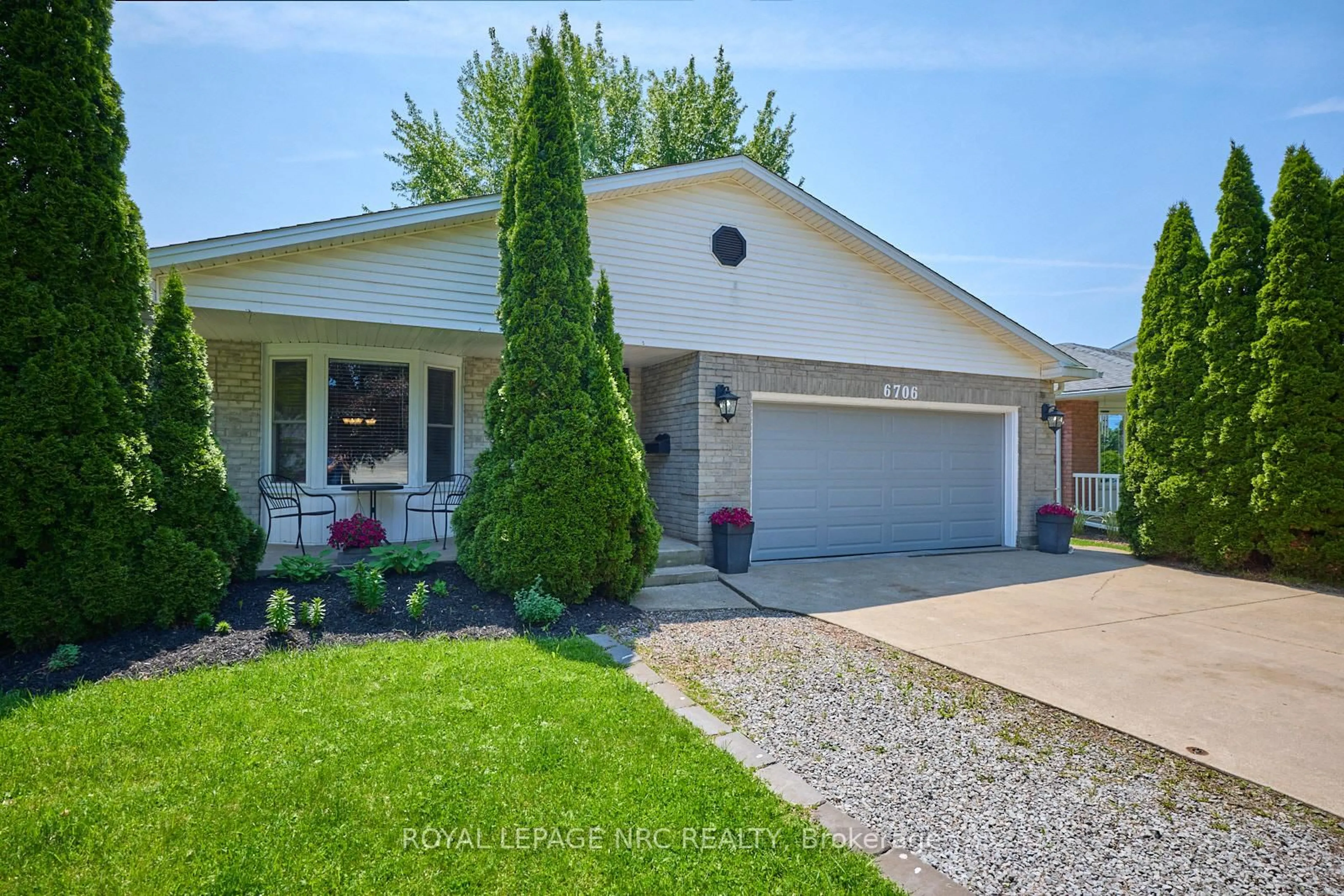 Home with vinyl exterior material, street for 6706 Buckingham Dr, Niagara Falls Ontario L2H 2S5