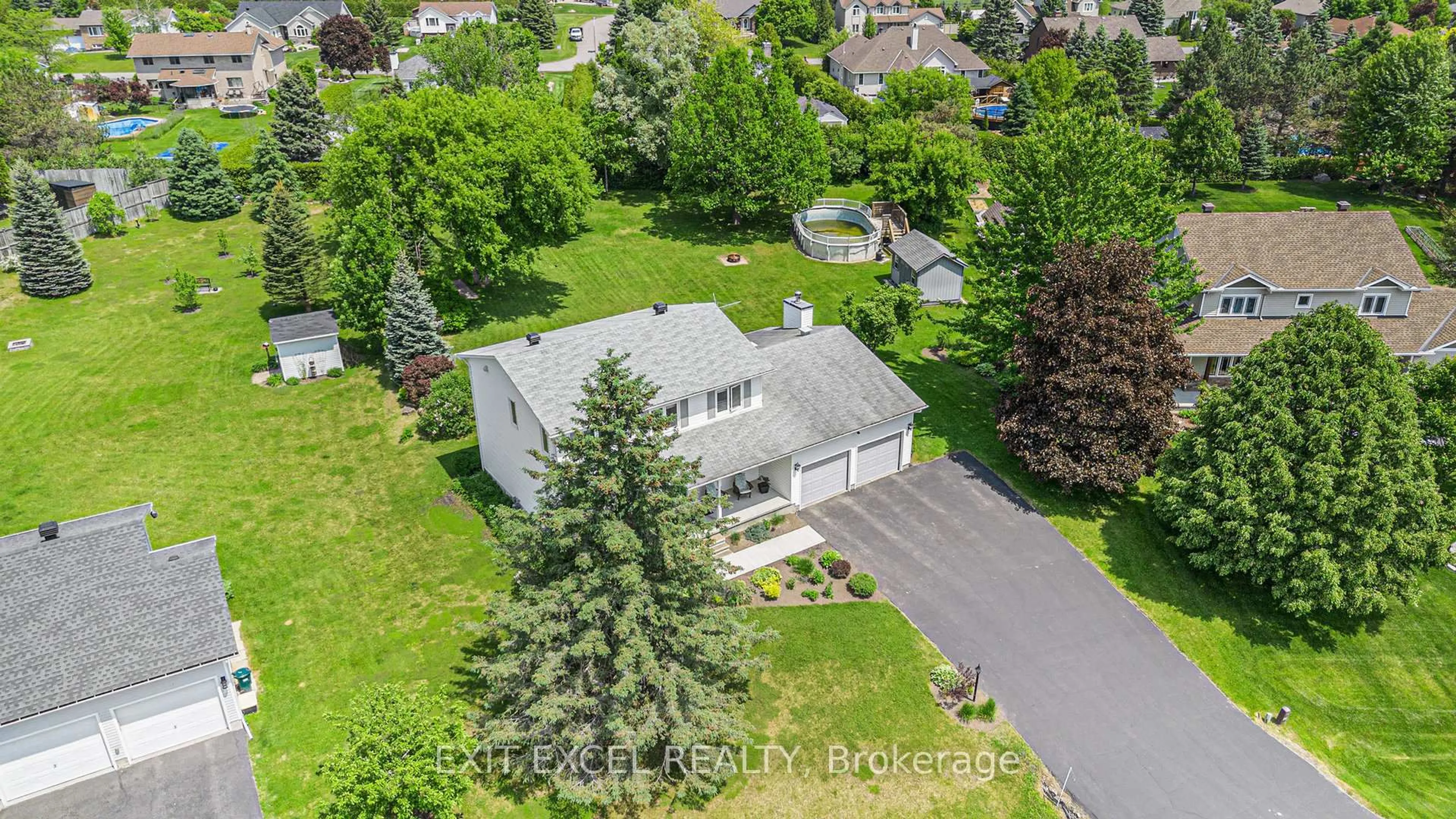 A pic from outside/outdoor area/front of a property/back of a property/a pic from drone, street for 1551 Stanleyfield Cres, Greely Ontario K4P 1M7