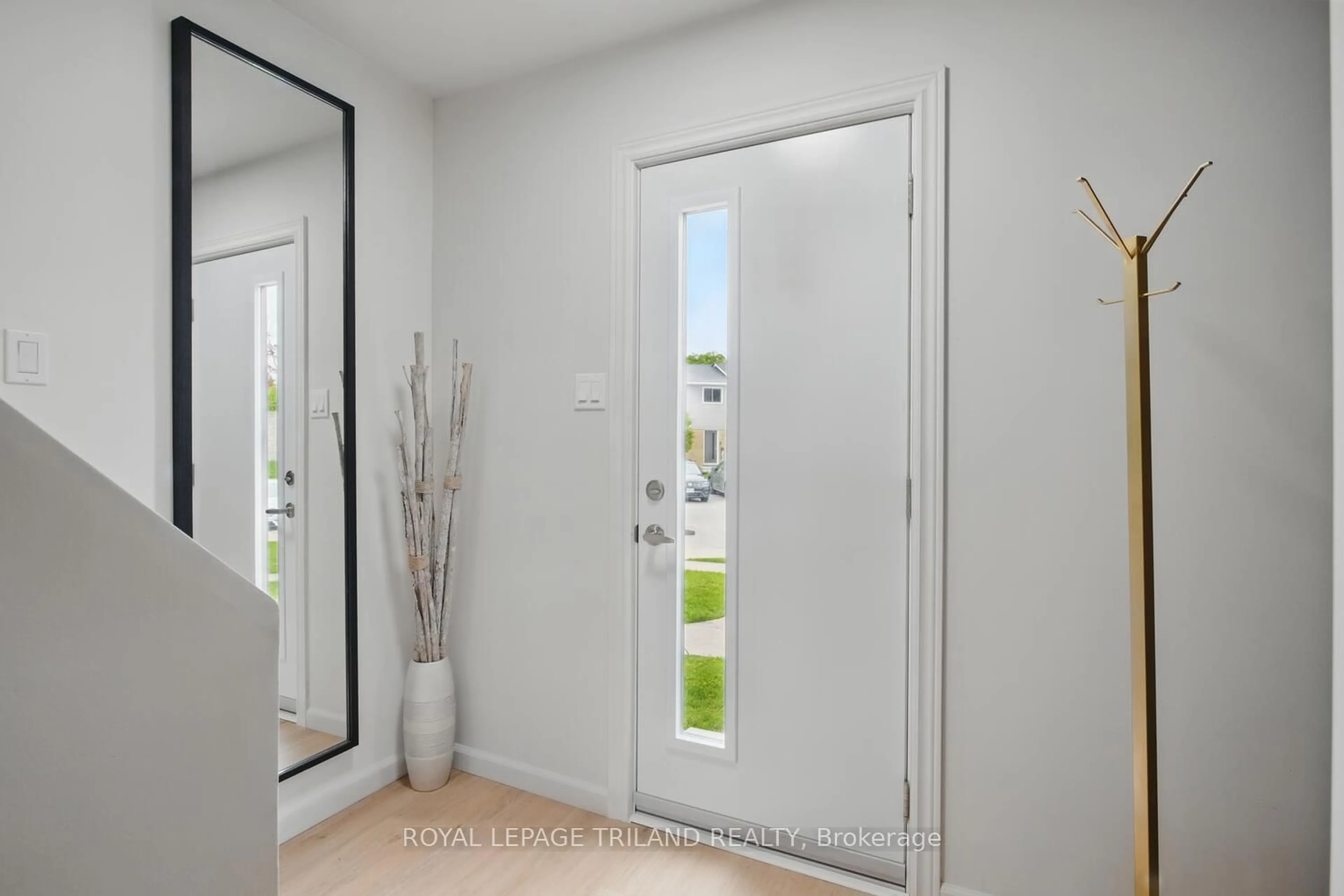 Indoor entryway for 470 Second St #4, London East Ontario N5V 3X2