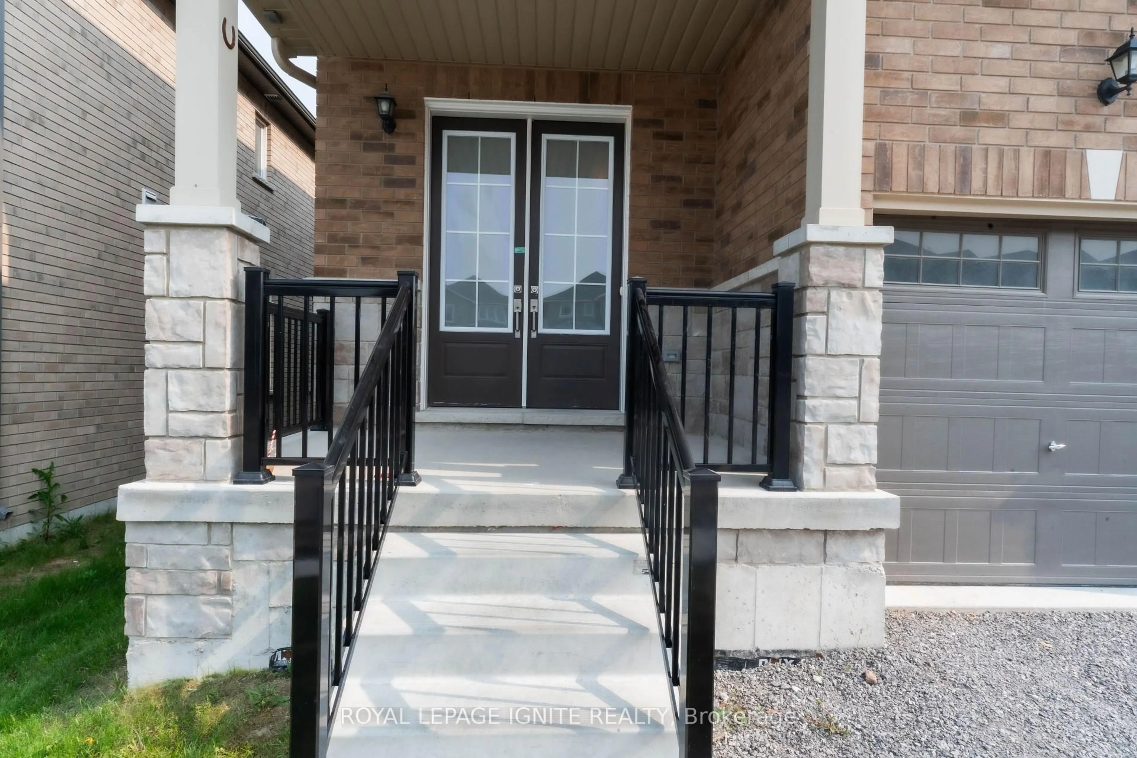 Indoor entryway for 233 O'Neil St, Peterborough North Ontario K9K 0H8