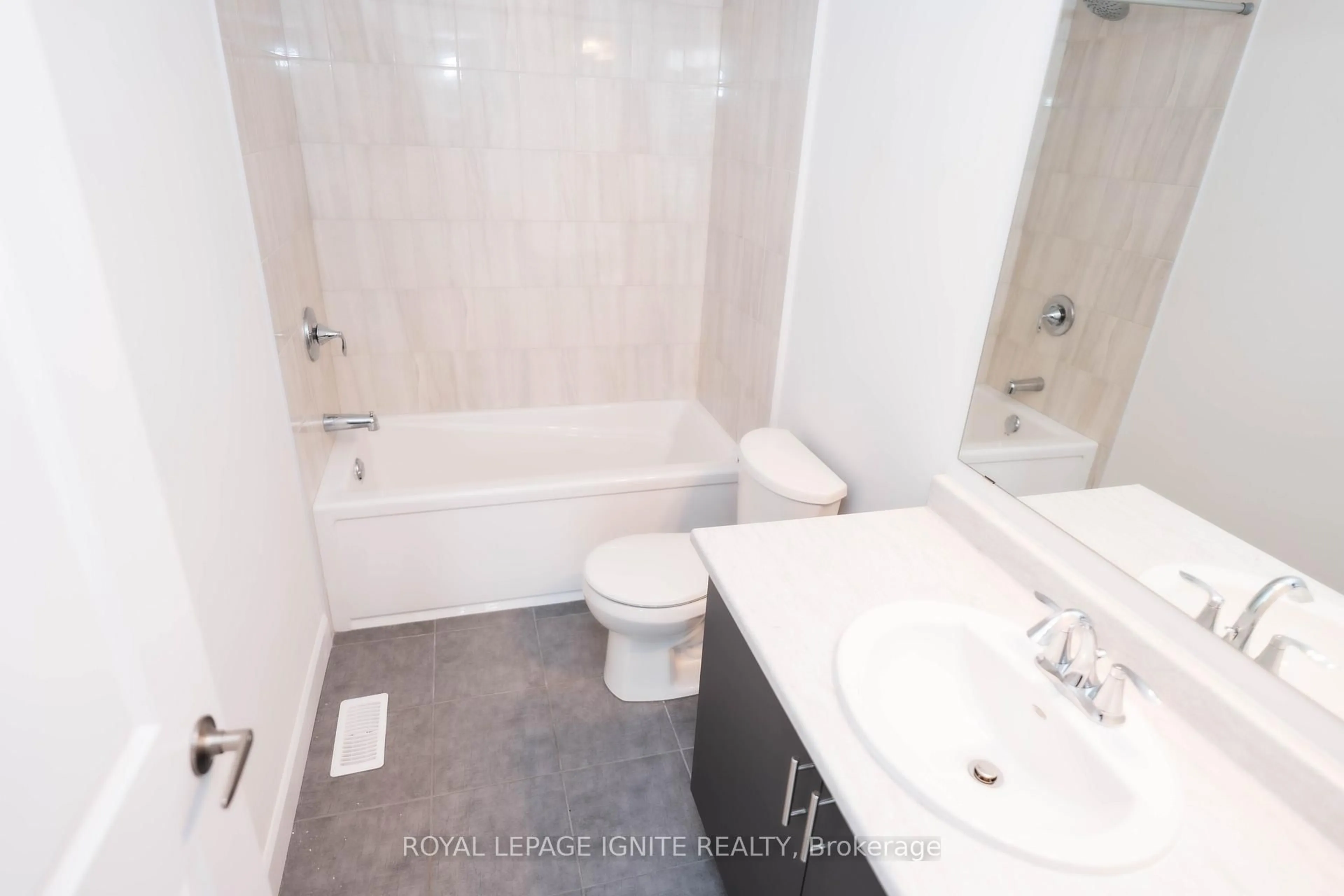 Standard bathroom, ceramic/tile floor for 233 O'Neil St, Peterborough North Ontario K9K 0H8