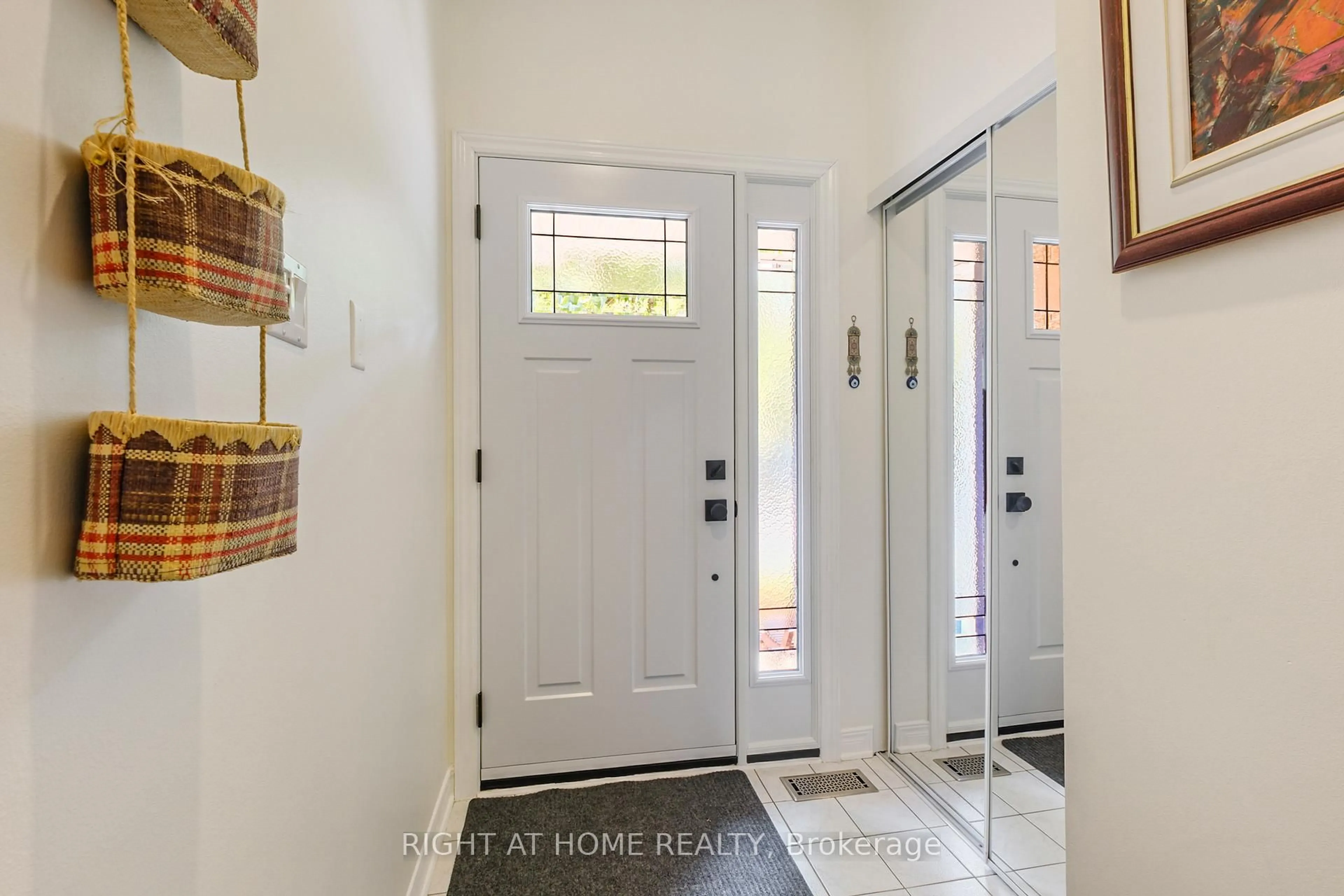Indoor entryway for 98 Corsica Private, Ottawa Ontario K1G 5Y1