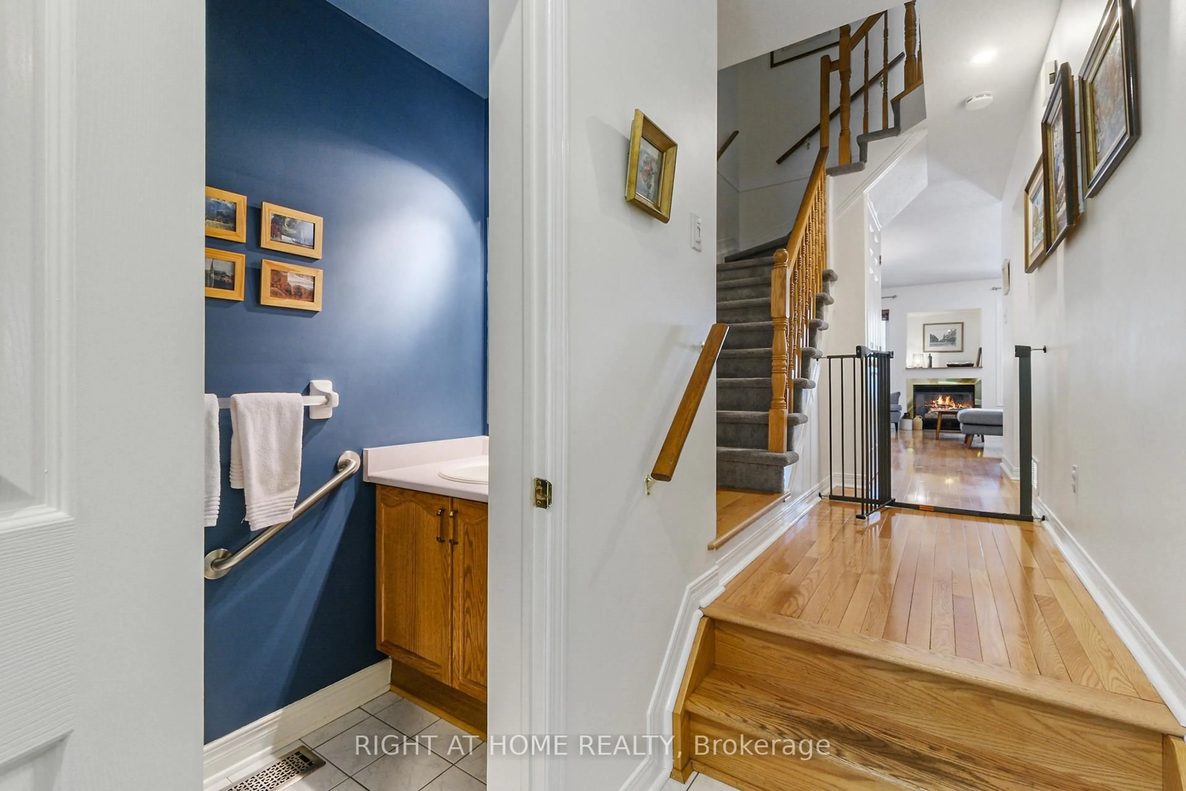 Indoor entryway for 98 Corsica Private, Ottawa Ontario K1G 5Y1