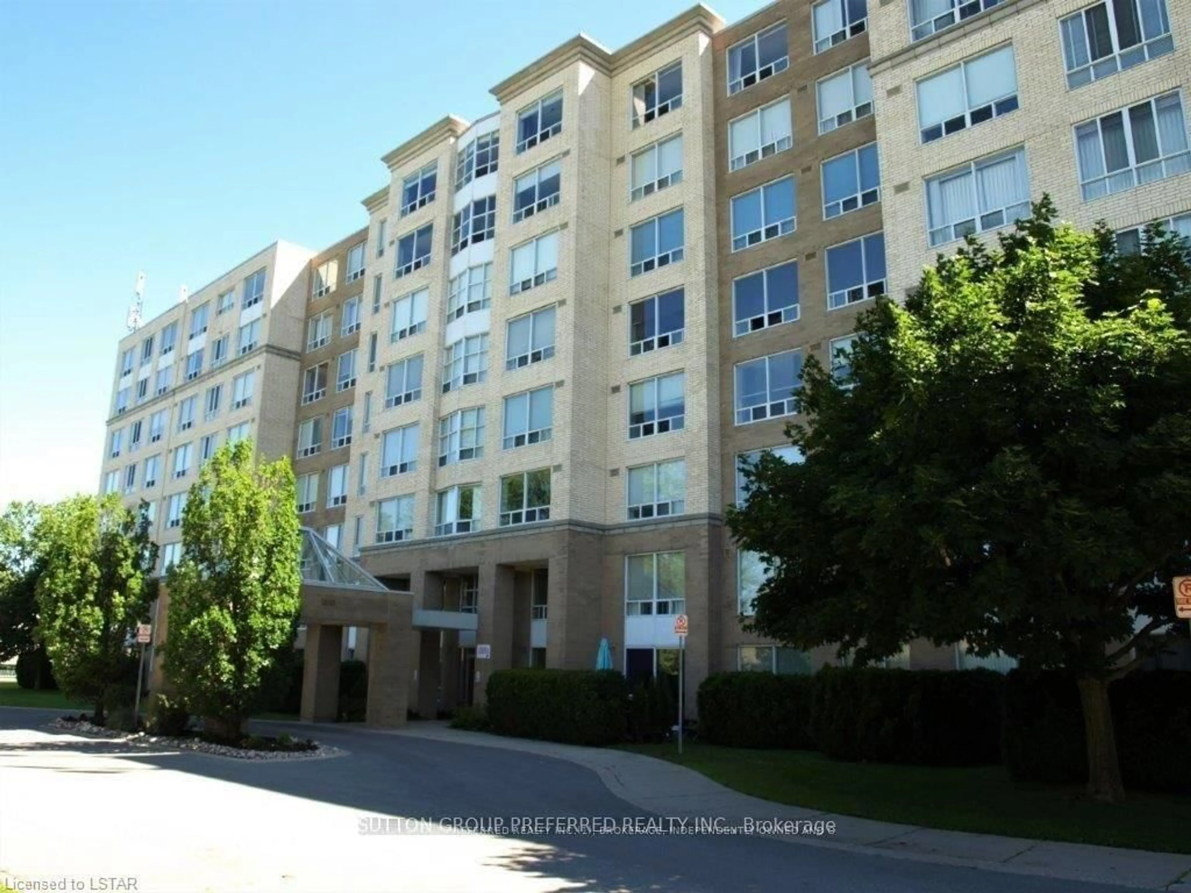 Indoor foyer for 1510 Richmond St #805, London North Ontario N6G 4V2