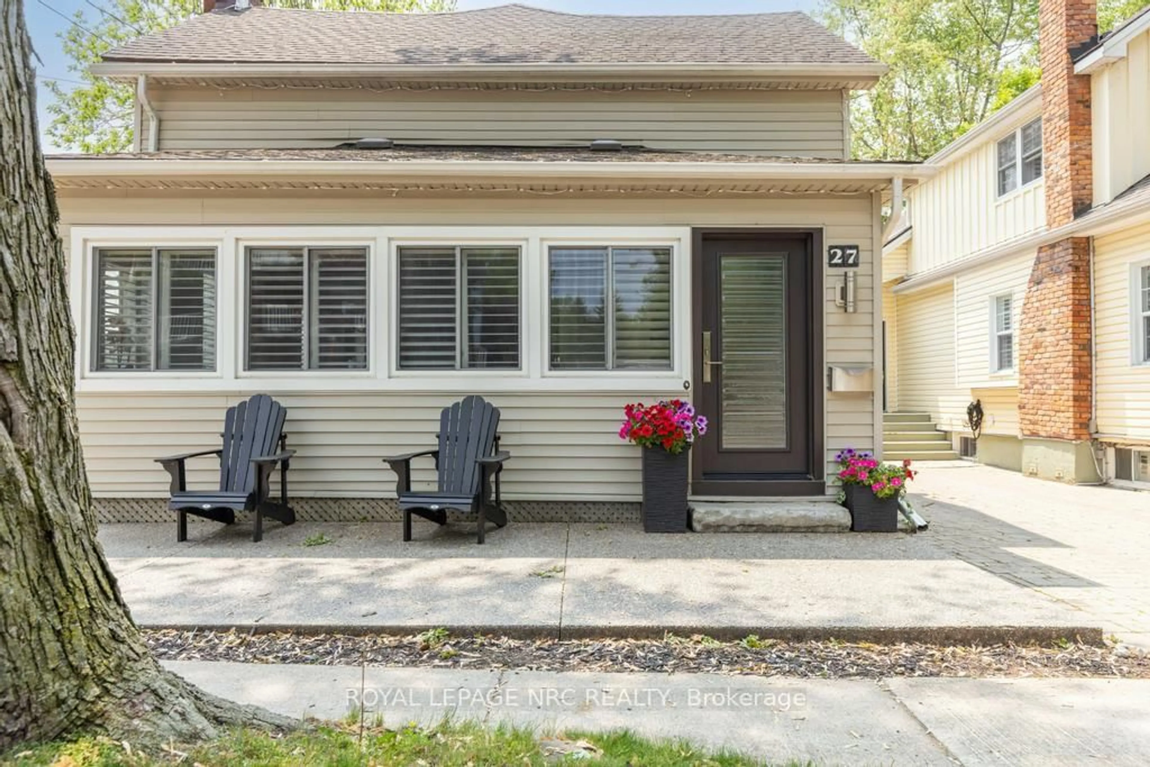 Home with vinyl exterior material, street for 27 Ann St, St. Catharines Ontario L2N 5E8