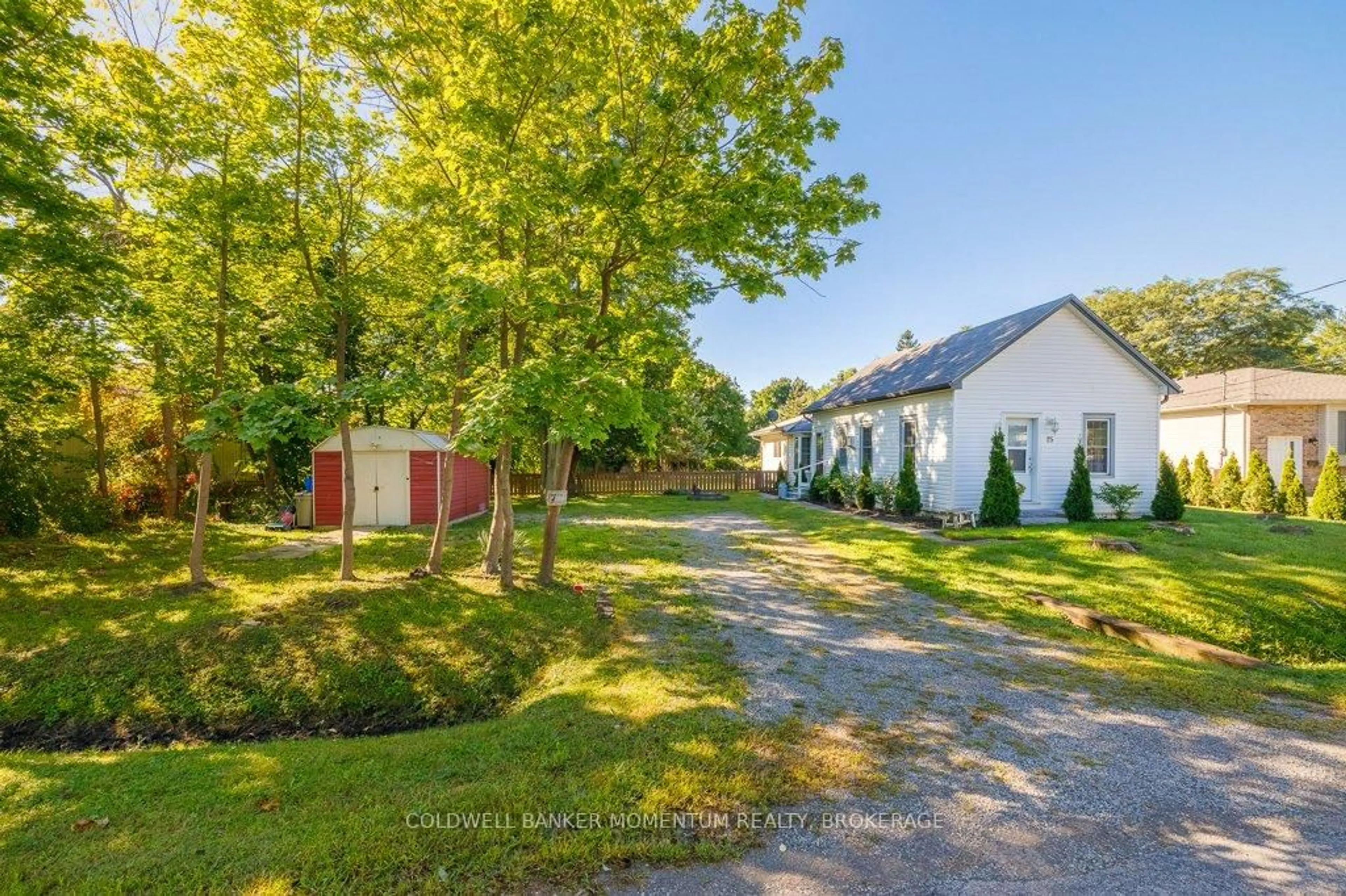 A pic from outside/outdoor area/front of a property/back of a property/a pic from drone, street for 25 Margaret St, Thorold Ontario L0S 1K0