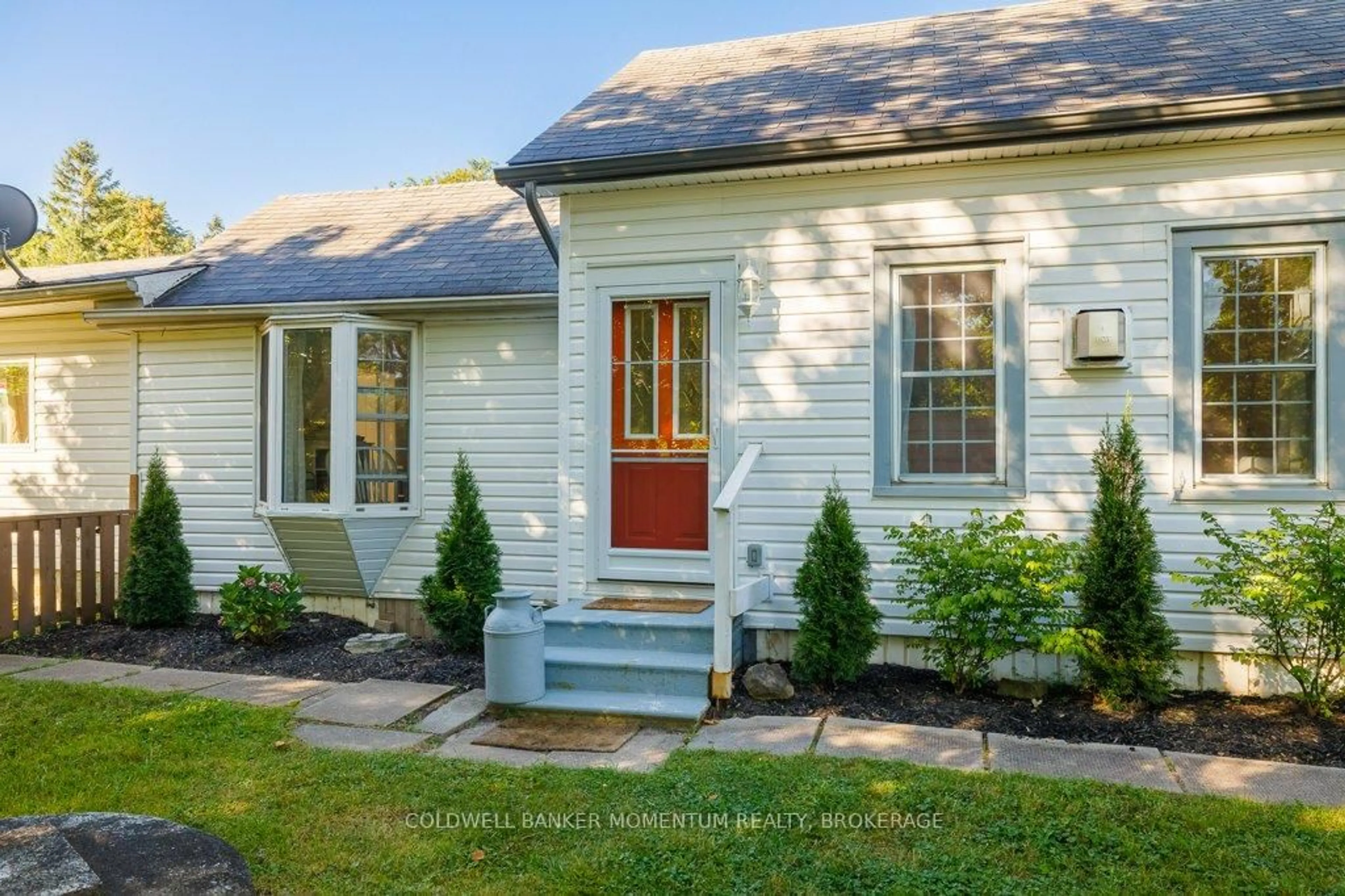 Home with vinyl exterior material, street for 25 Margaret St, Thorold Ontario L0S 1K0
