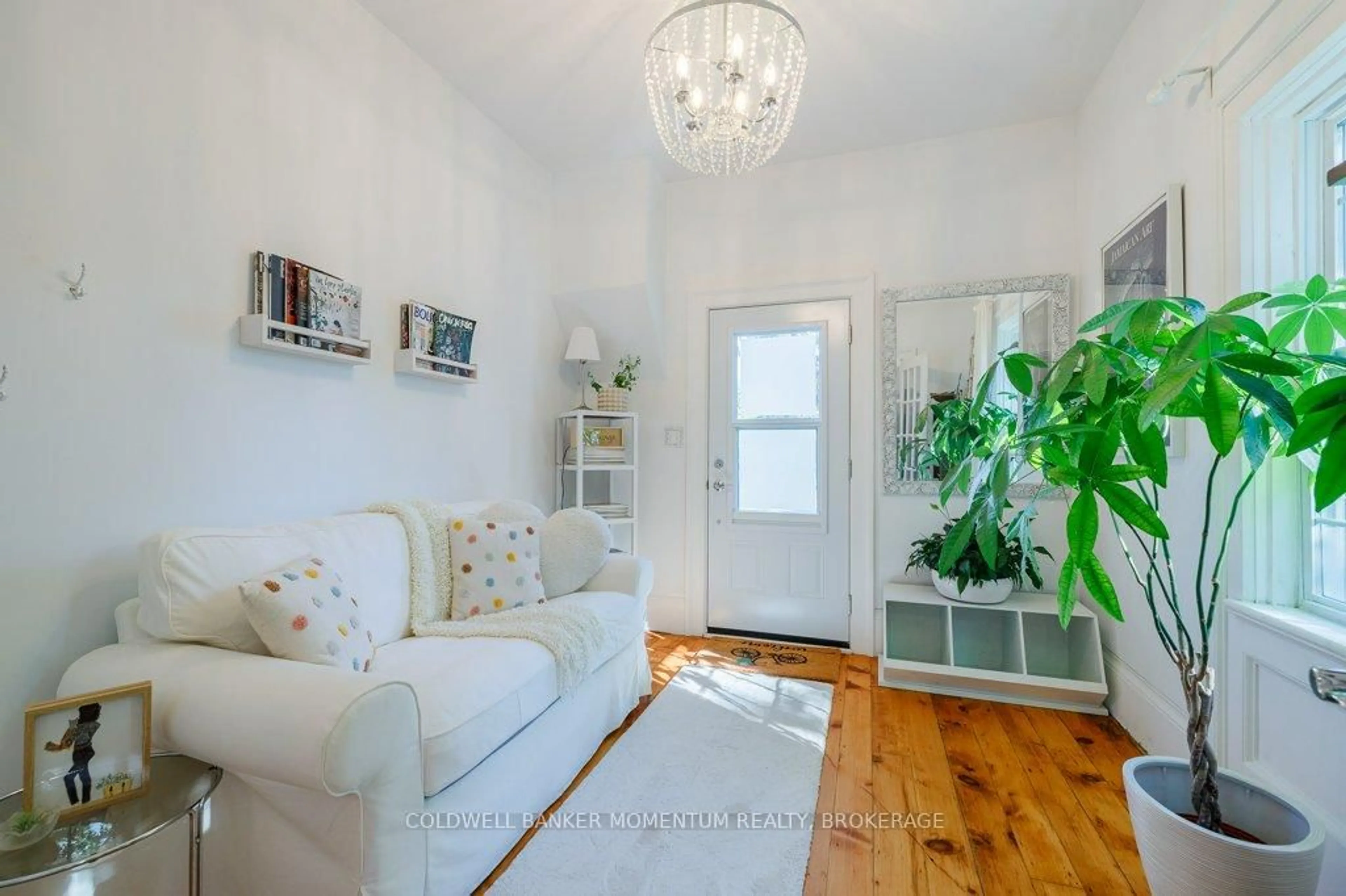 Living room with furniture, unknown for 25 Margaret St, Thorold Ontario L0S 1K0