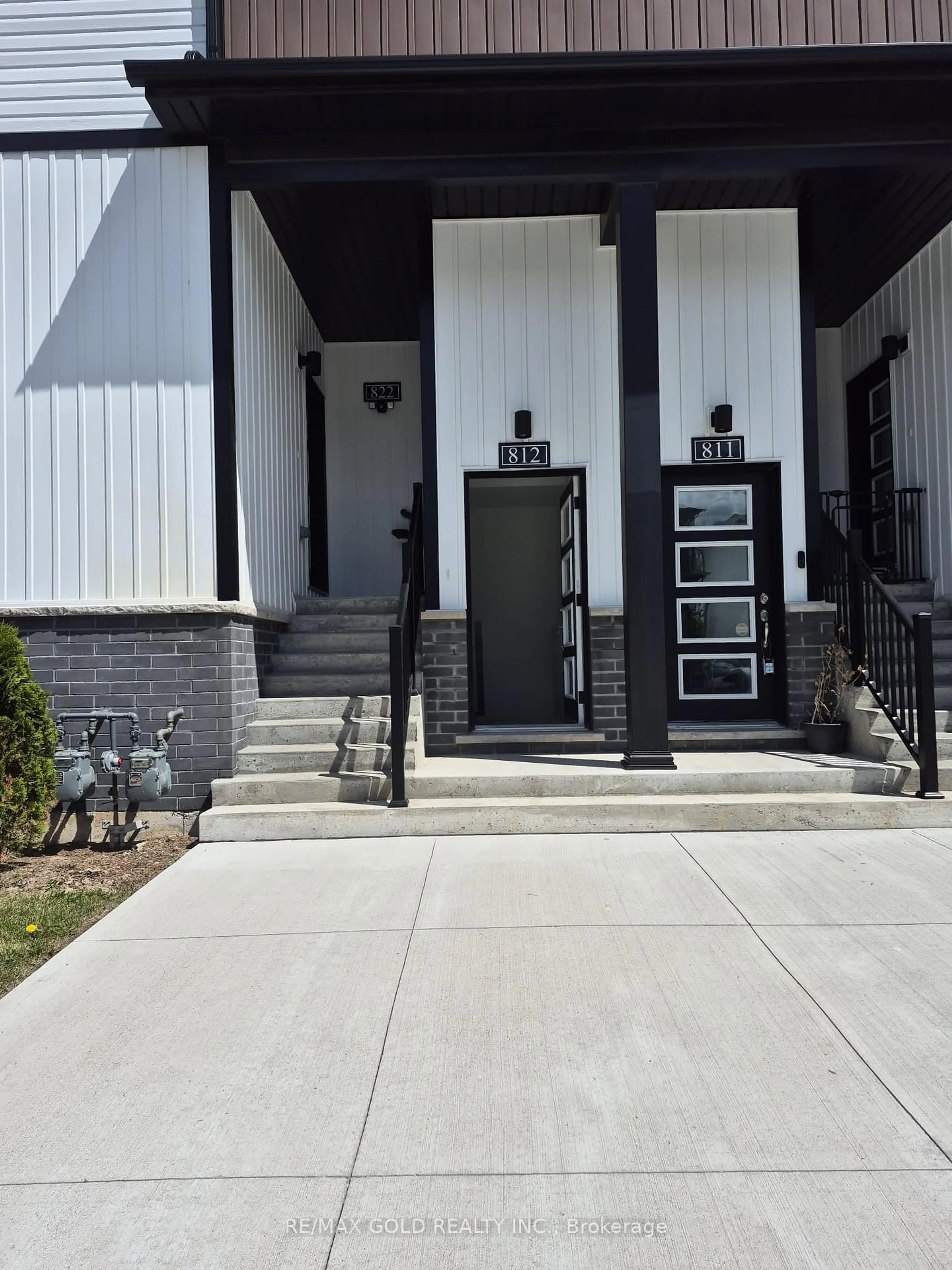 Indoor foyer for 4263 Fourth Ave #812, Niagara Falls Ontario L2E 0C2