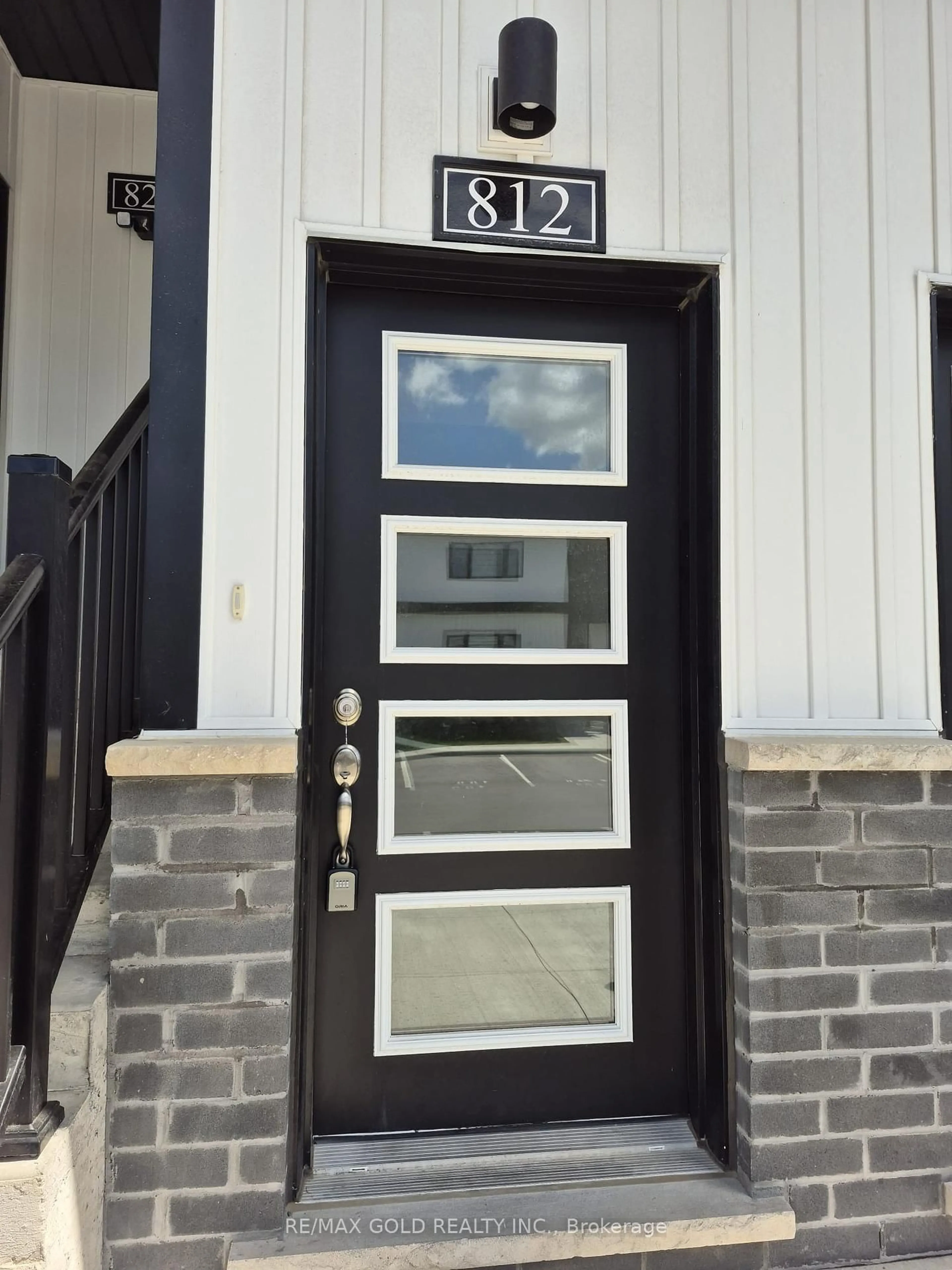 Indoor entryway for 4263 Fourth Ave #812, Niagara Falls Ontario L2E 0C2