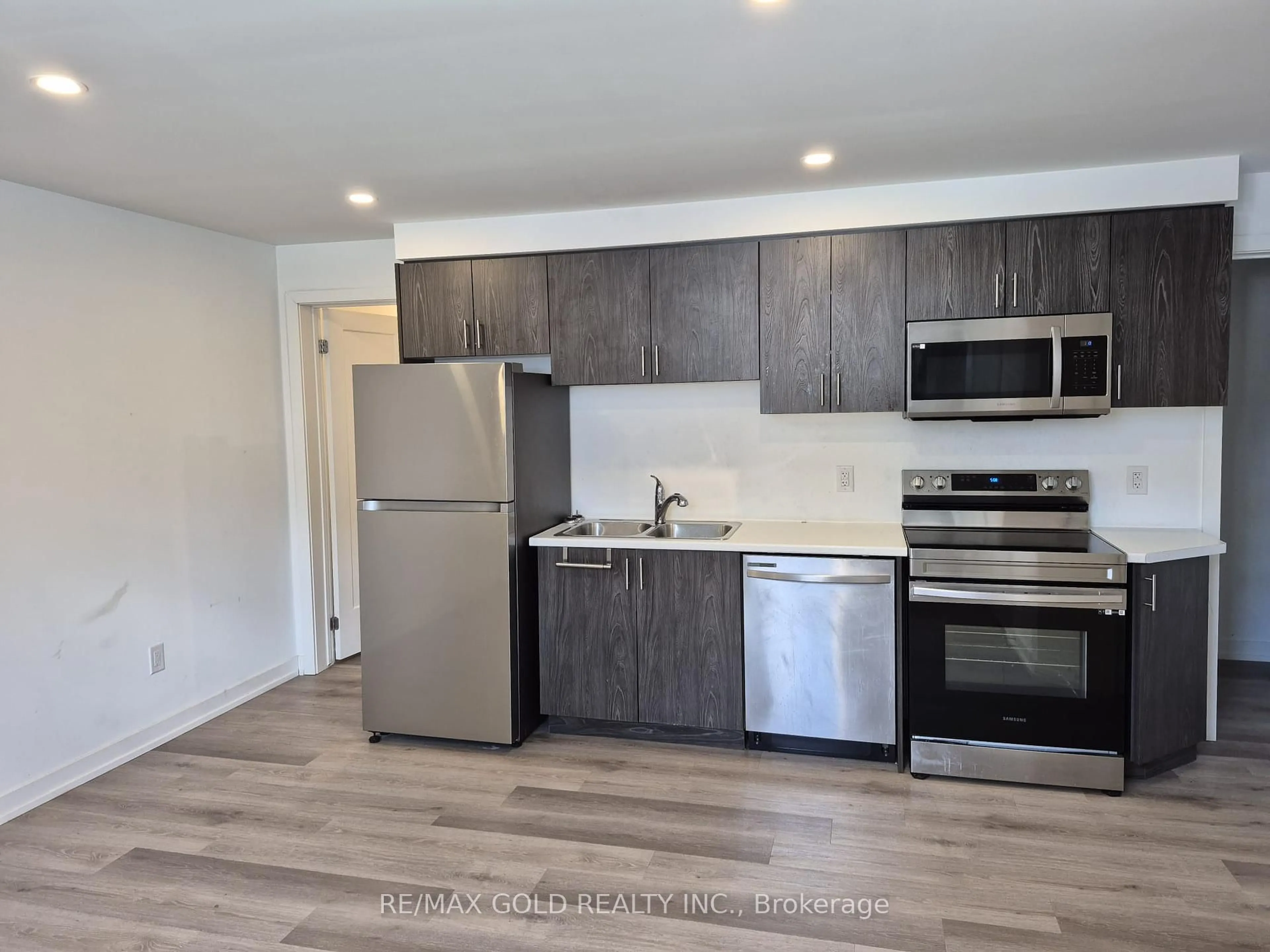 Standard kitchen, wood/laminate floor for 4263 Fourth Ave #812, Niagara Falls Ontario L2E 0C2