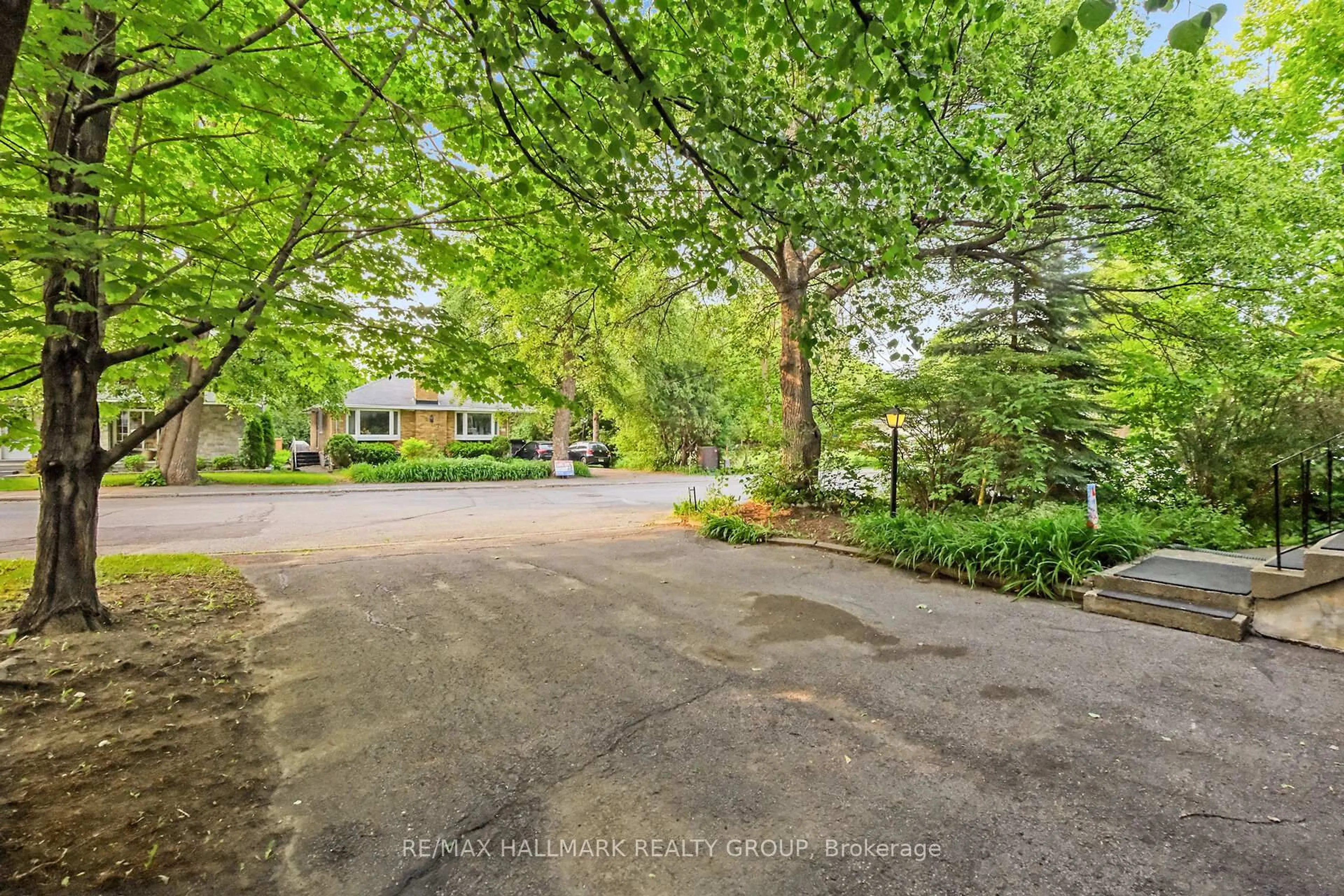 A pic from outside/outdoor area/front of a property/back of a property/a pic from drone, street for 280 Clare St, Ottawa Ontario K1Z 7E4