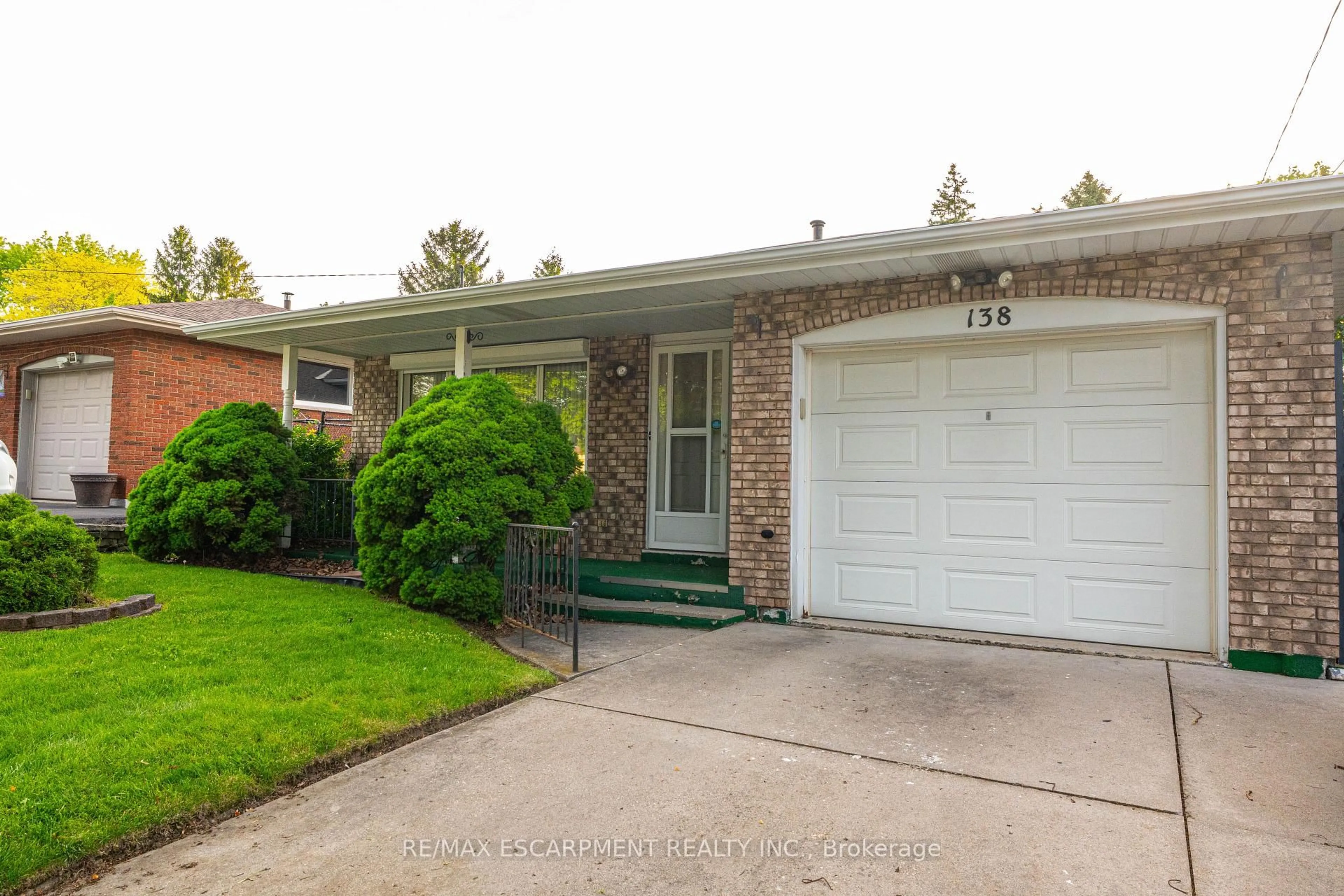 Home with vinyl exterior material, street for 138 San Francisco Ave, Hamilton Ontario L9C 5N9