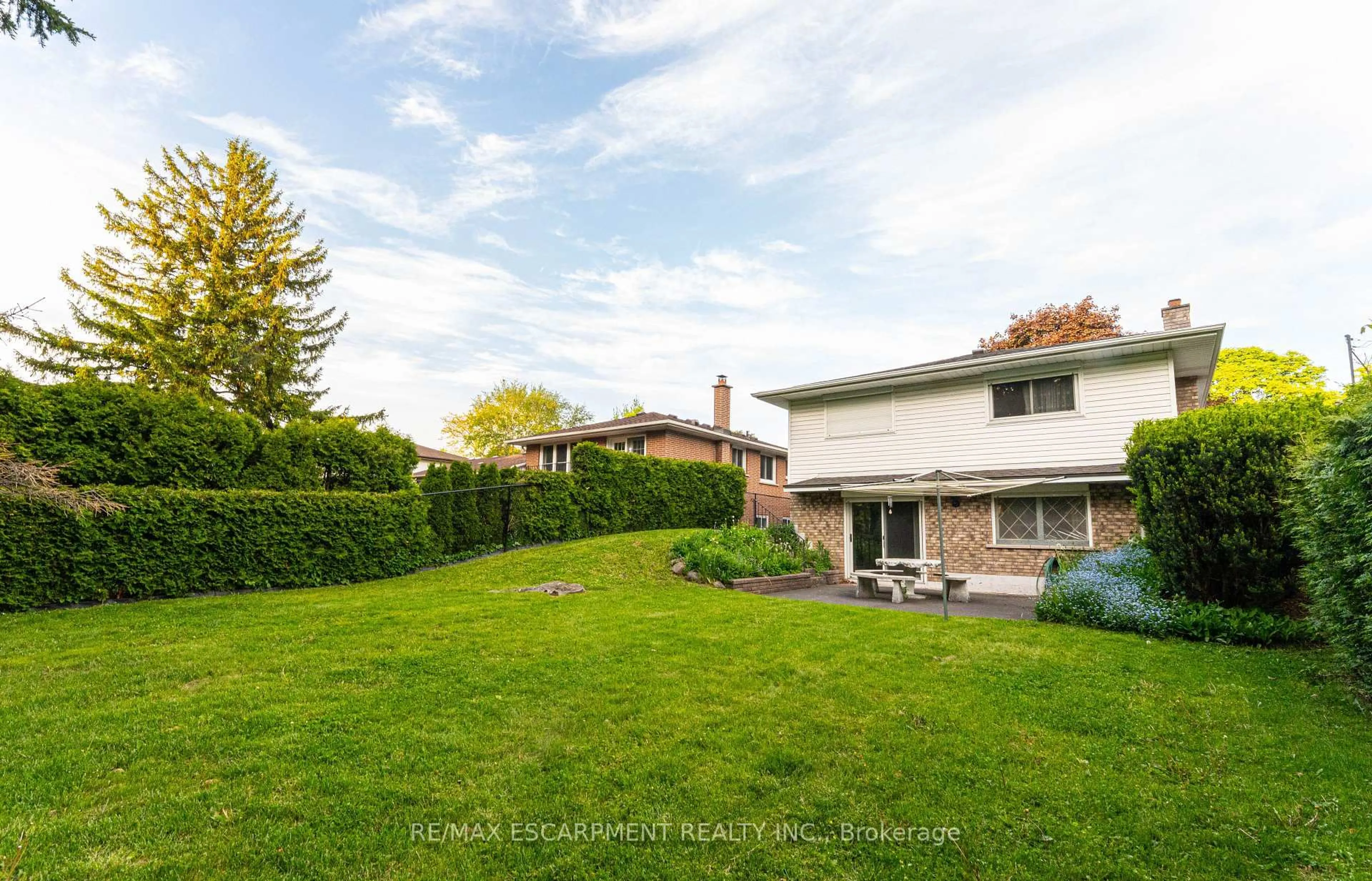 A pic from outside/outdoor area/front of a property/back of a property/a pic from drone, street for 138 San Francisco Ave, Hamilton Ontario L9C 5N9