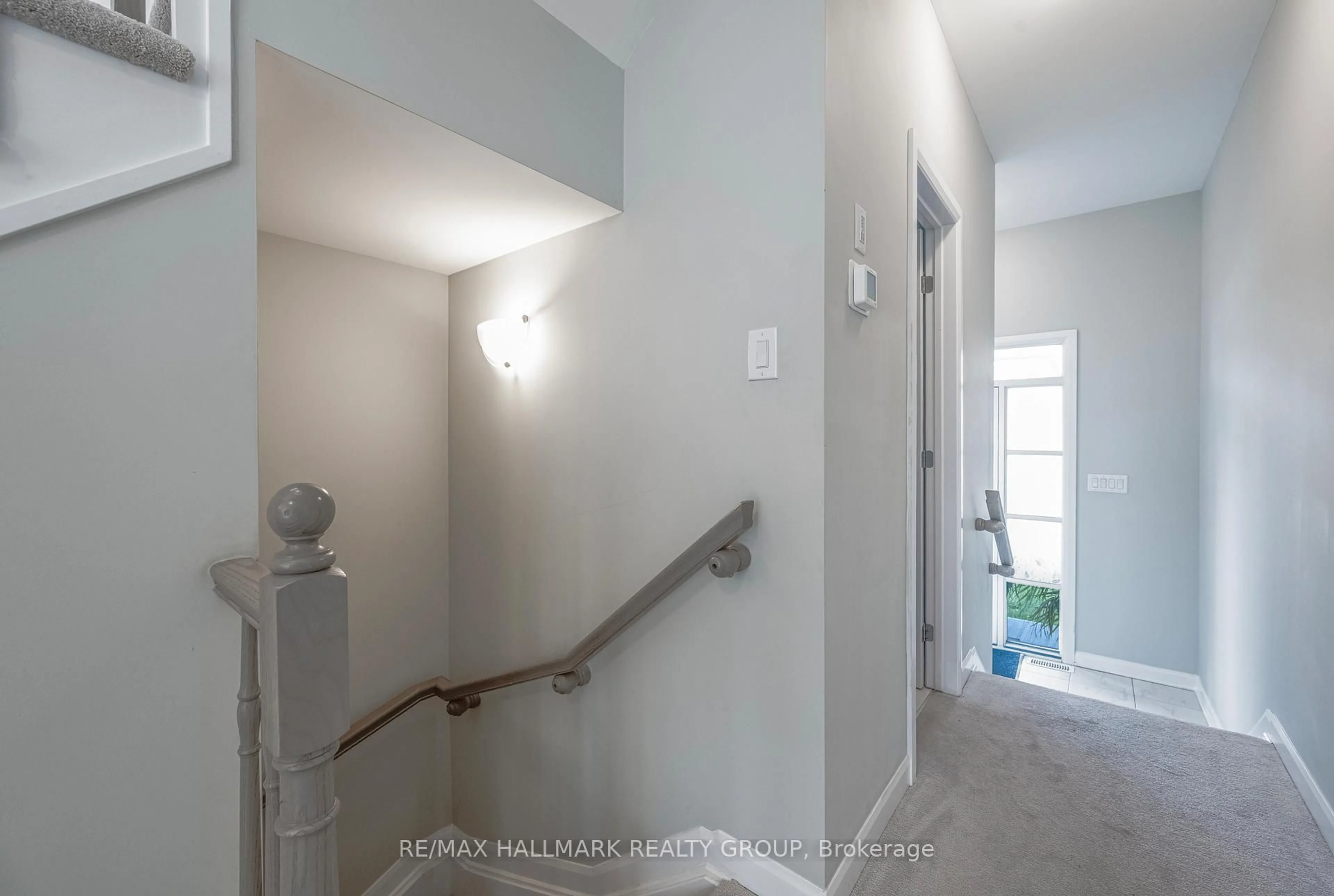 Indoor entryway for 646 HAMSA St, Ottawa Ontario K2J 6Z7