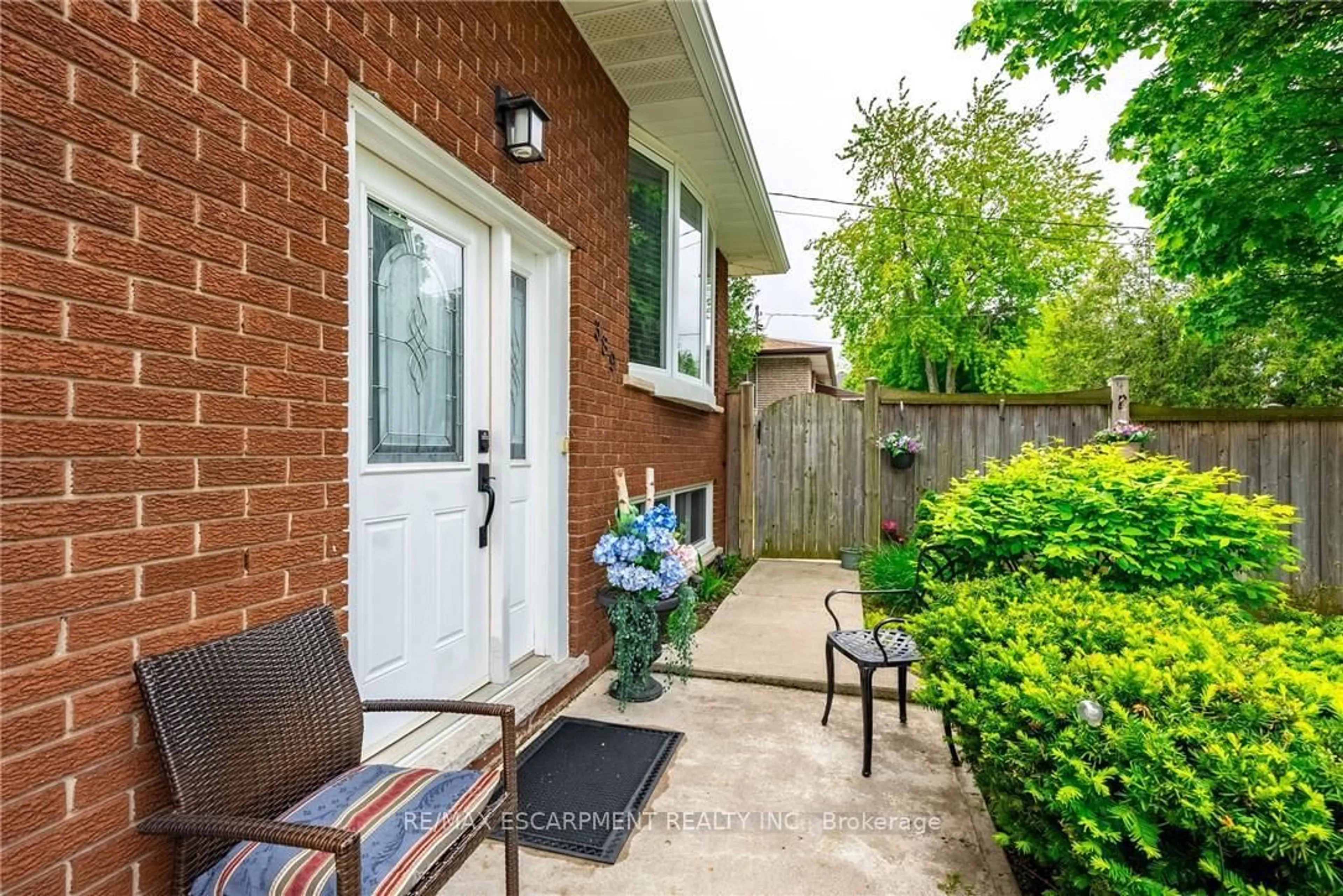 Unknown for 389 HAWKRIDGE Ave, Hamilton Ontario L9C 5Z6