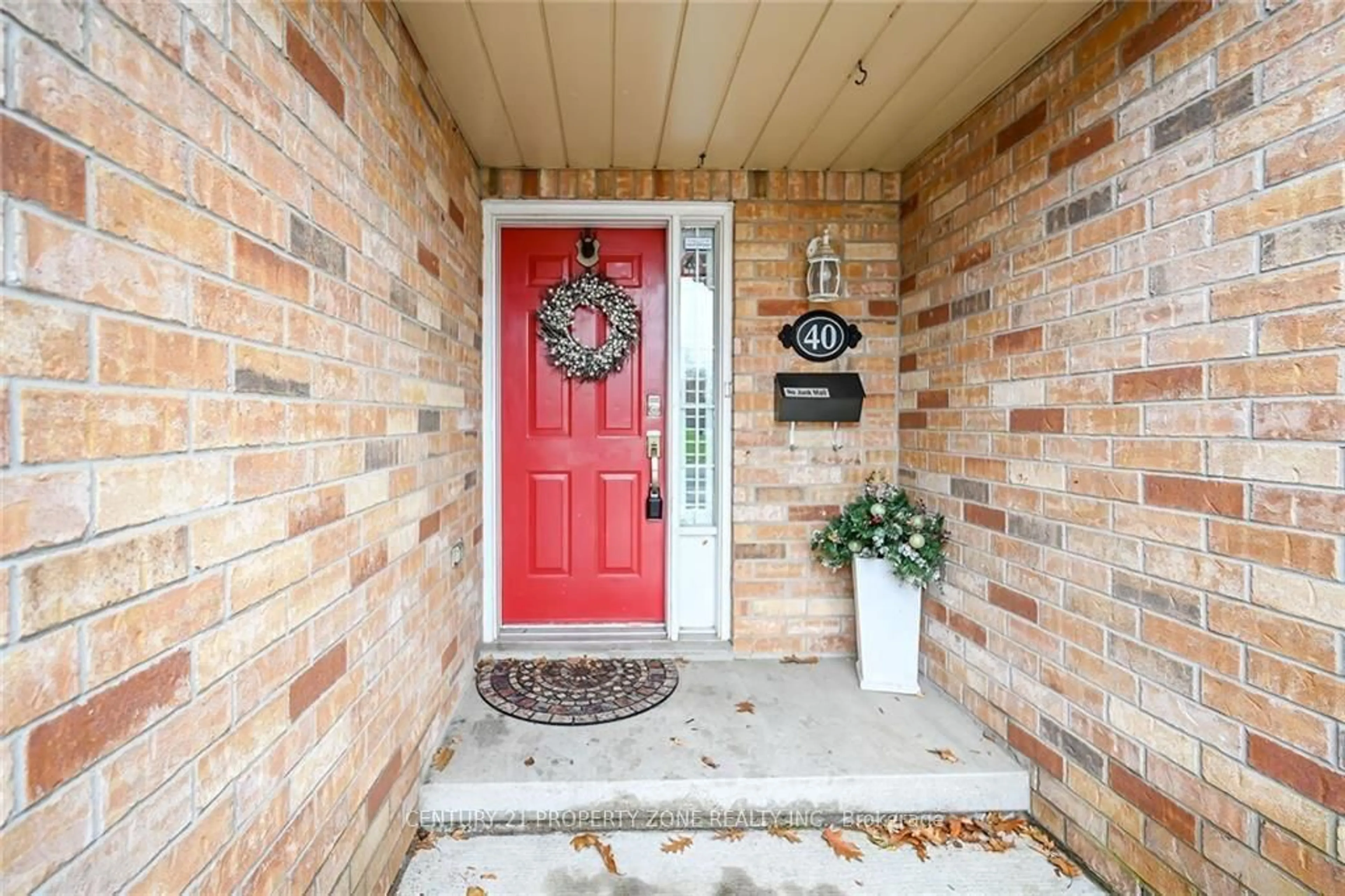 Indoor entryway for 40 Frnaces Ave, Hamilton Ontario L8E 5V6