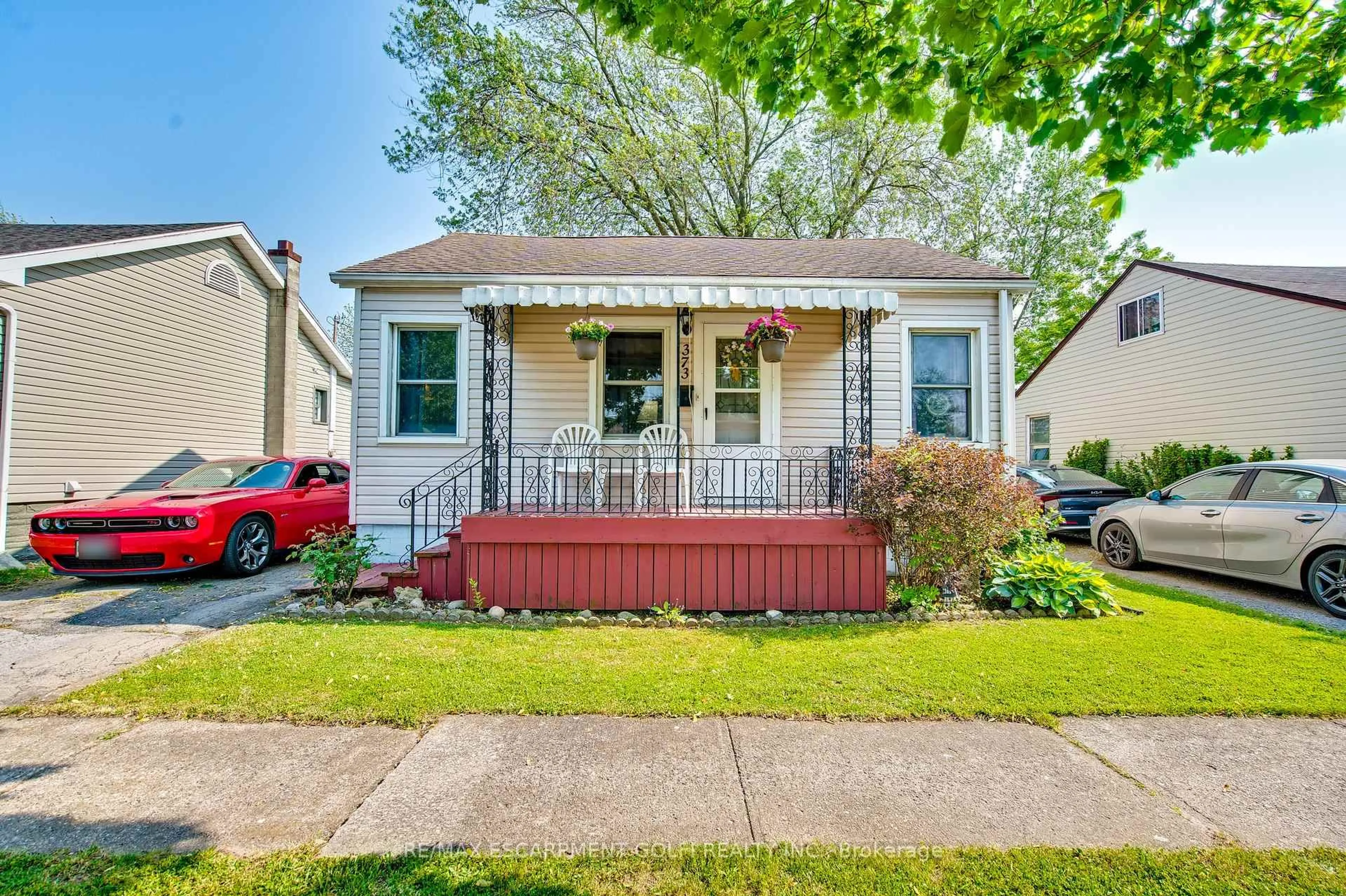 Home with vinyl exterior material, street for 373 Simpson Ave, Welland Ontario L3B 4Z1