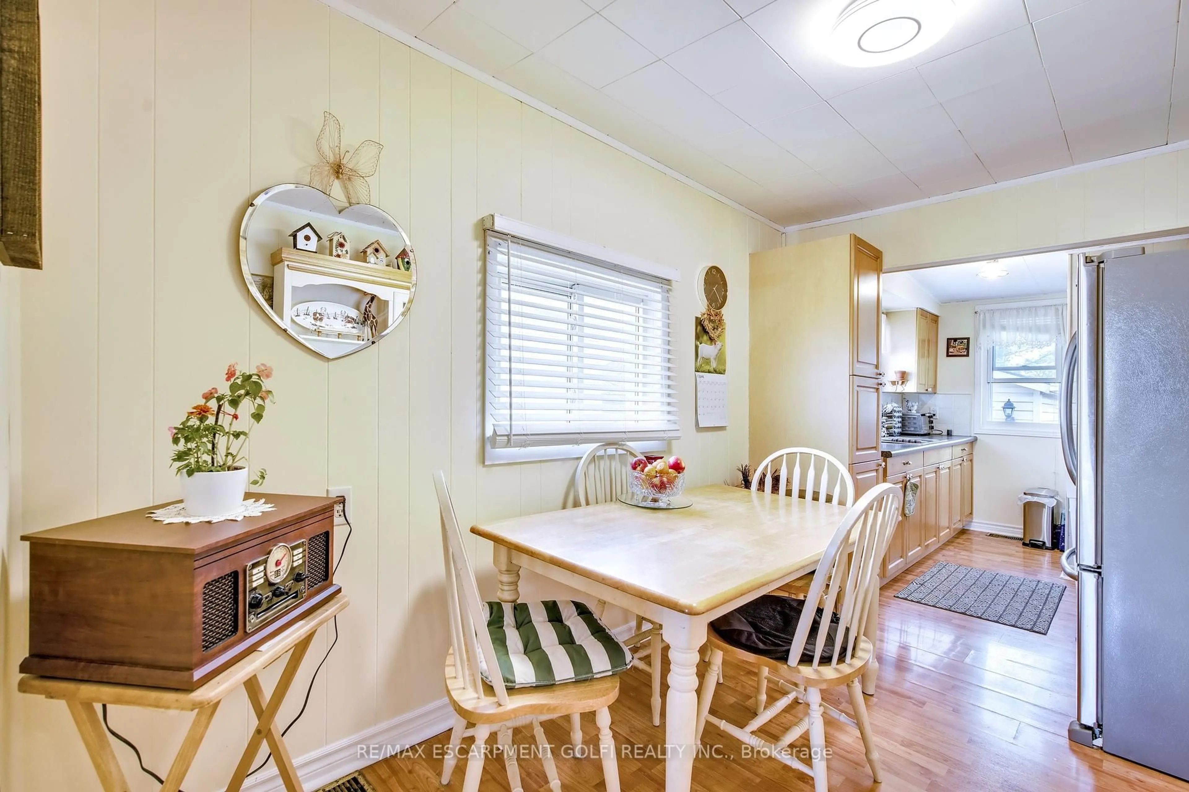 Dining room, wood/laminate floor for 373 Simpson Ave, Welland Ontario L3B 4Z1