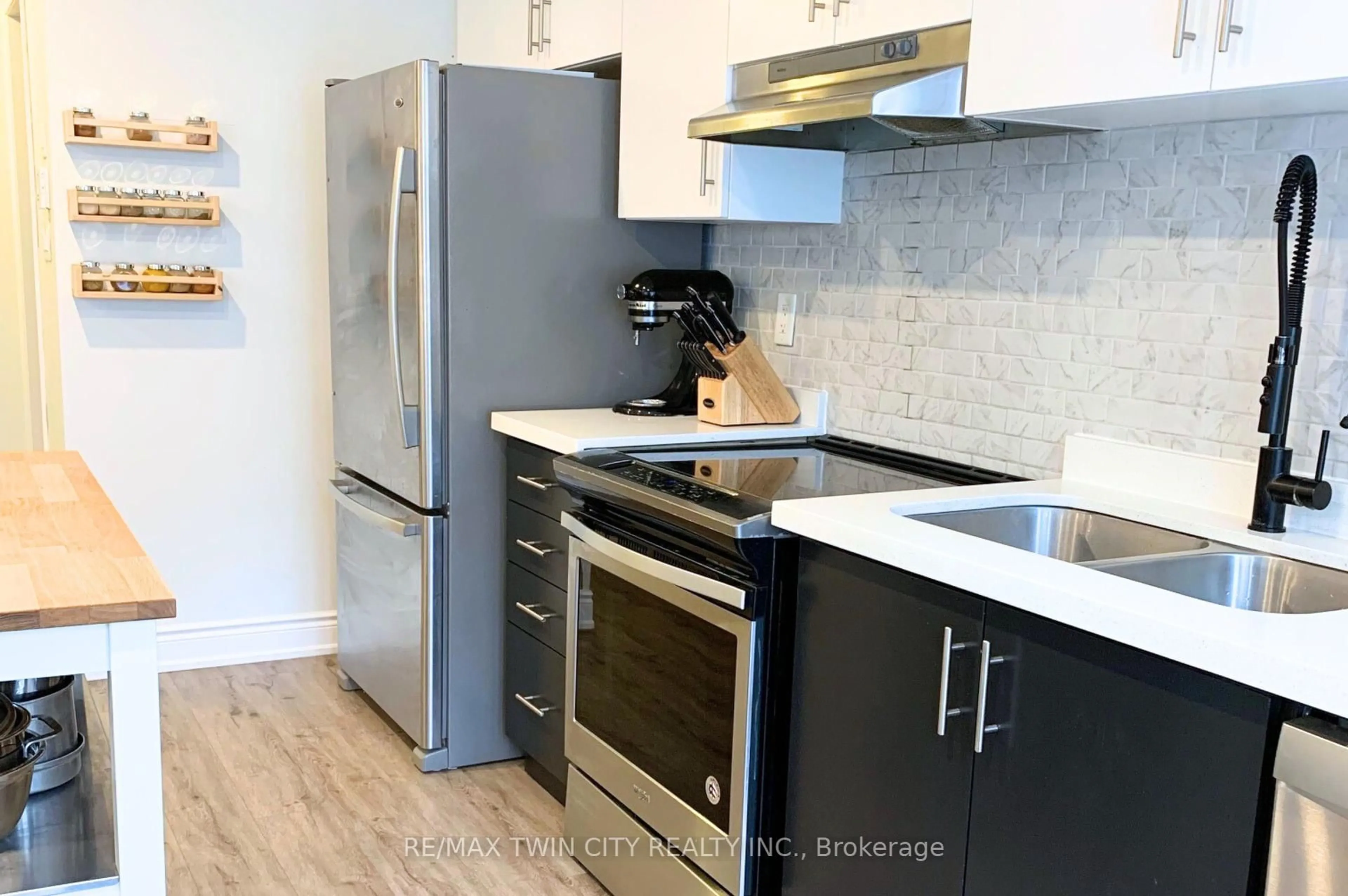Standard kitchen, wood/laminate floor for 420 Linden Dr #21, Cambridge Ontario N3H 0C6