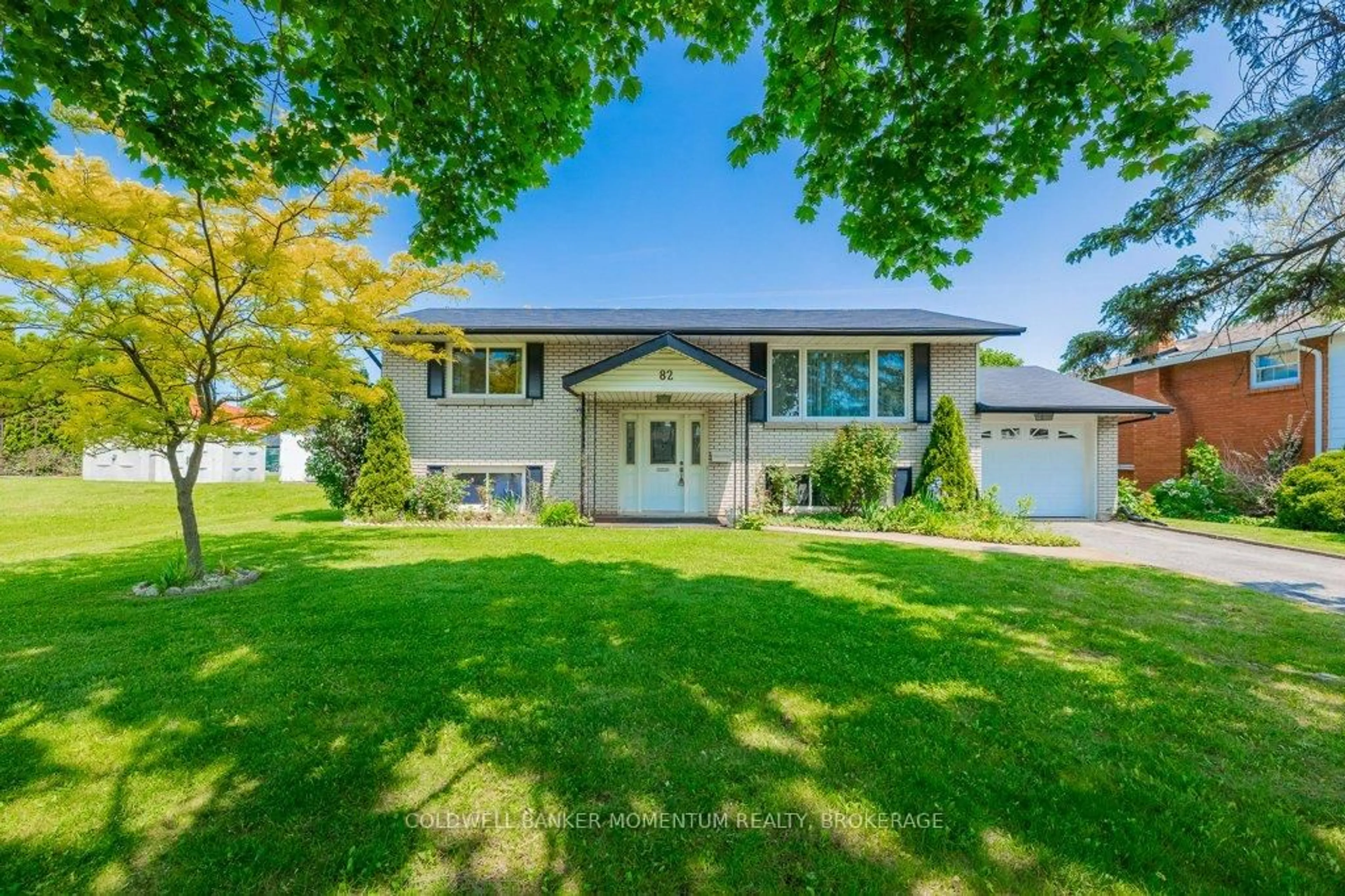 Home with vinyl exterior material, street for 82 Mcdonald Ave, Thorold Ontario L2V 3E7