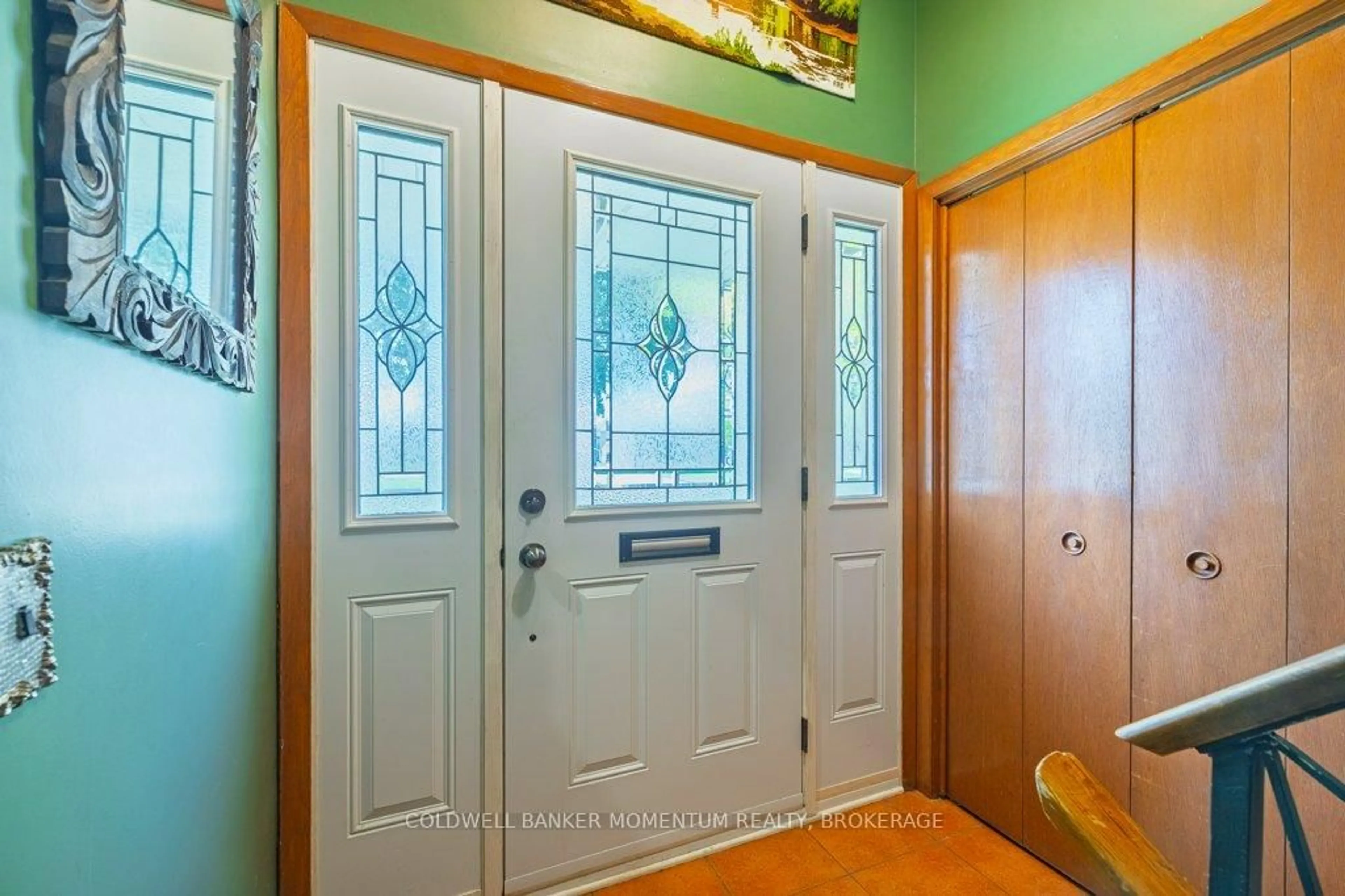 Indoor entryway for 82 Mcdonald Ave, Thorold Ontario L2V 3E7