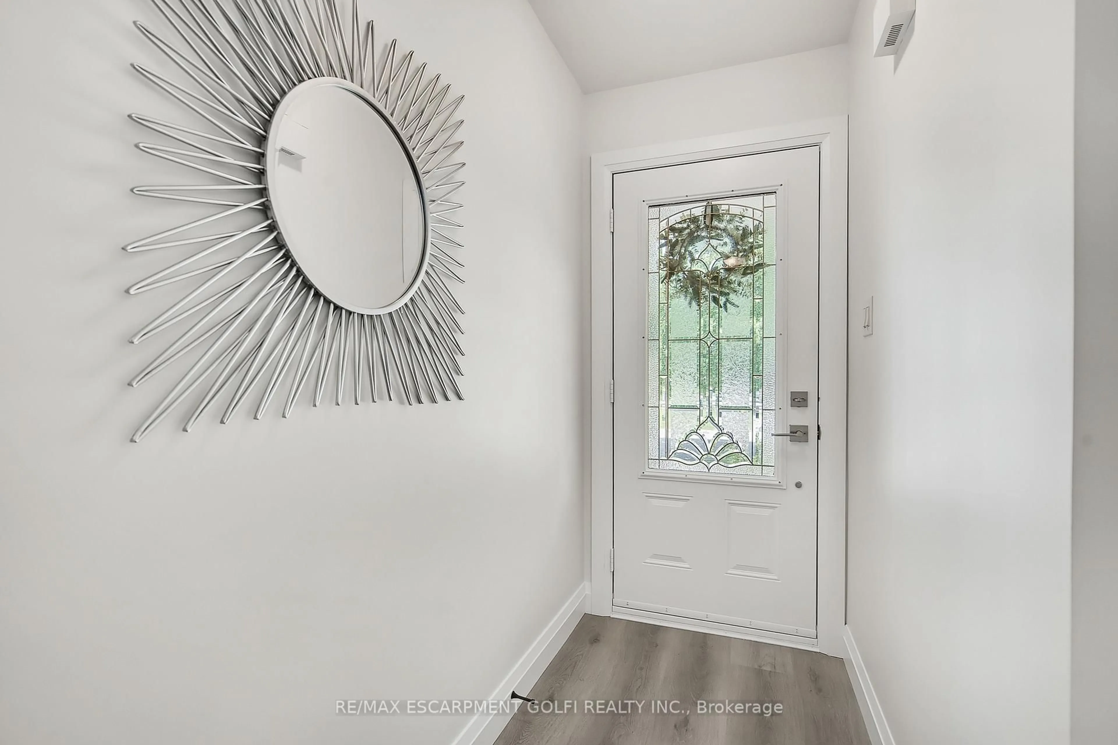 Indoor entryway for 38 Pinewoods Dr, Hamilton Ontario L8J 2T5