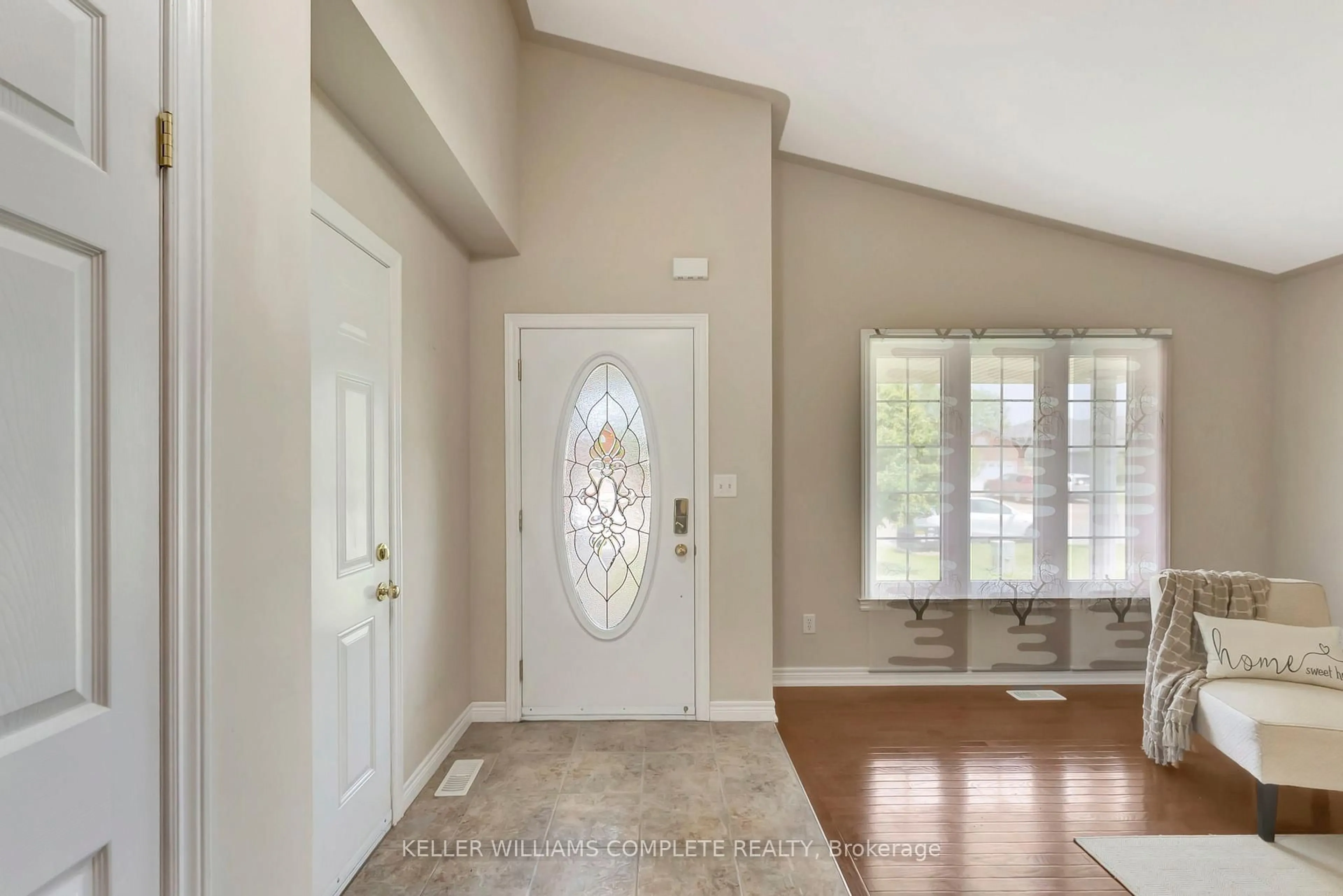 Indoor entryway for 25 Mapleview Dr, Haldimand Ontario N0A 1H0
