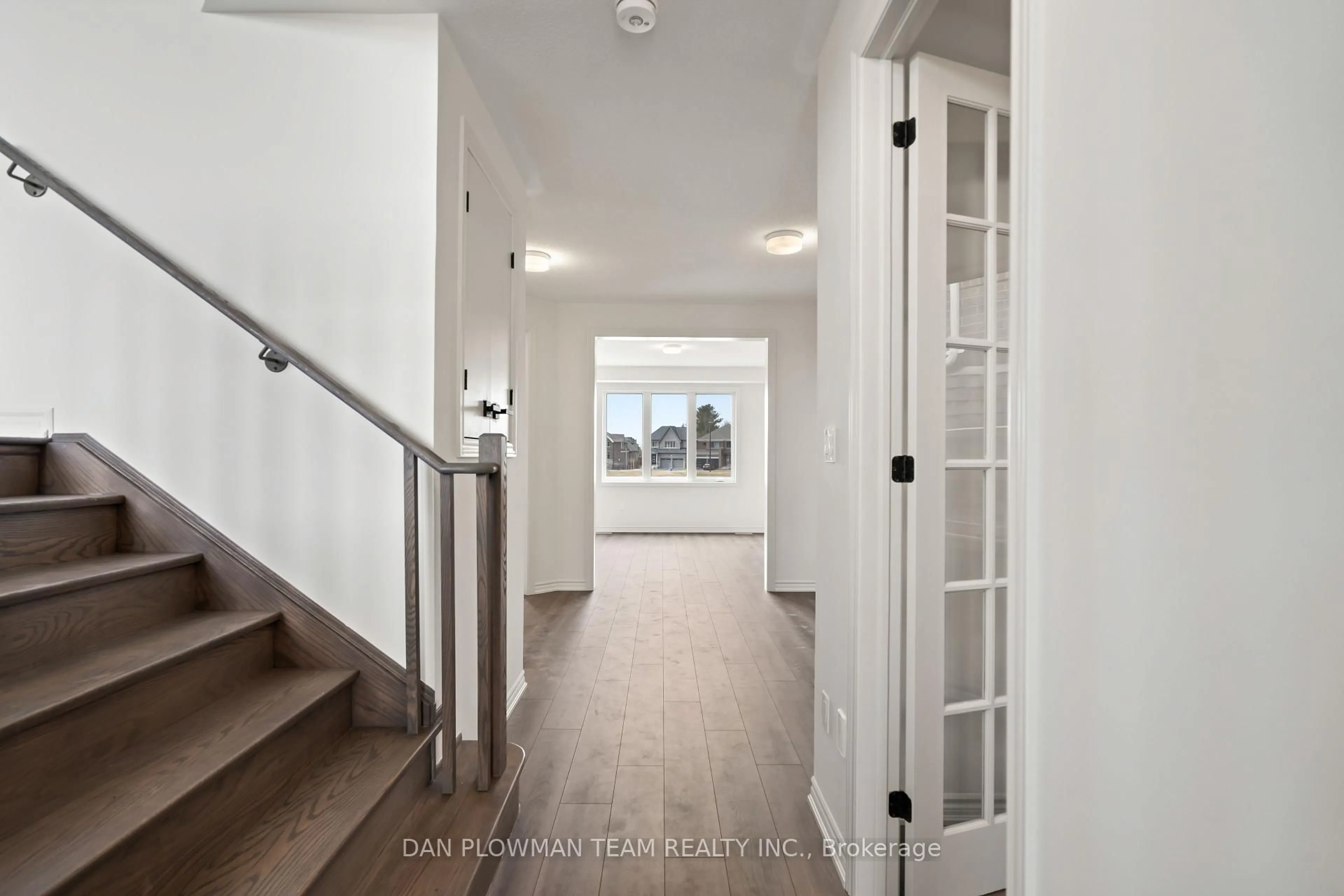 Indoor entryway for 532 Hornbeck St, Cobourg Ontario K9A 4A1