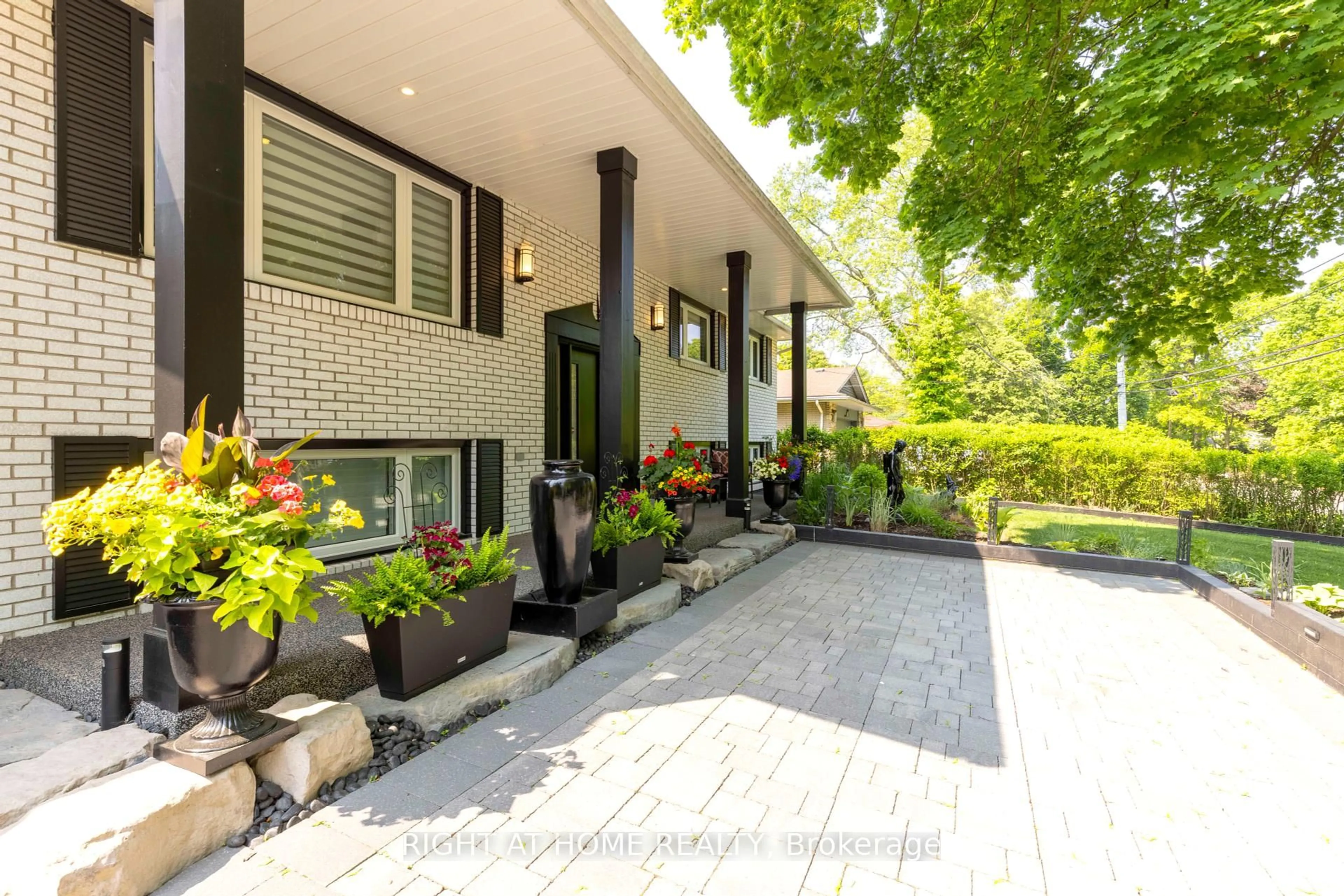 Patio, street for 212 Lockhart Dr, St. Catharines Ontario L2T 1X1