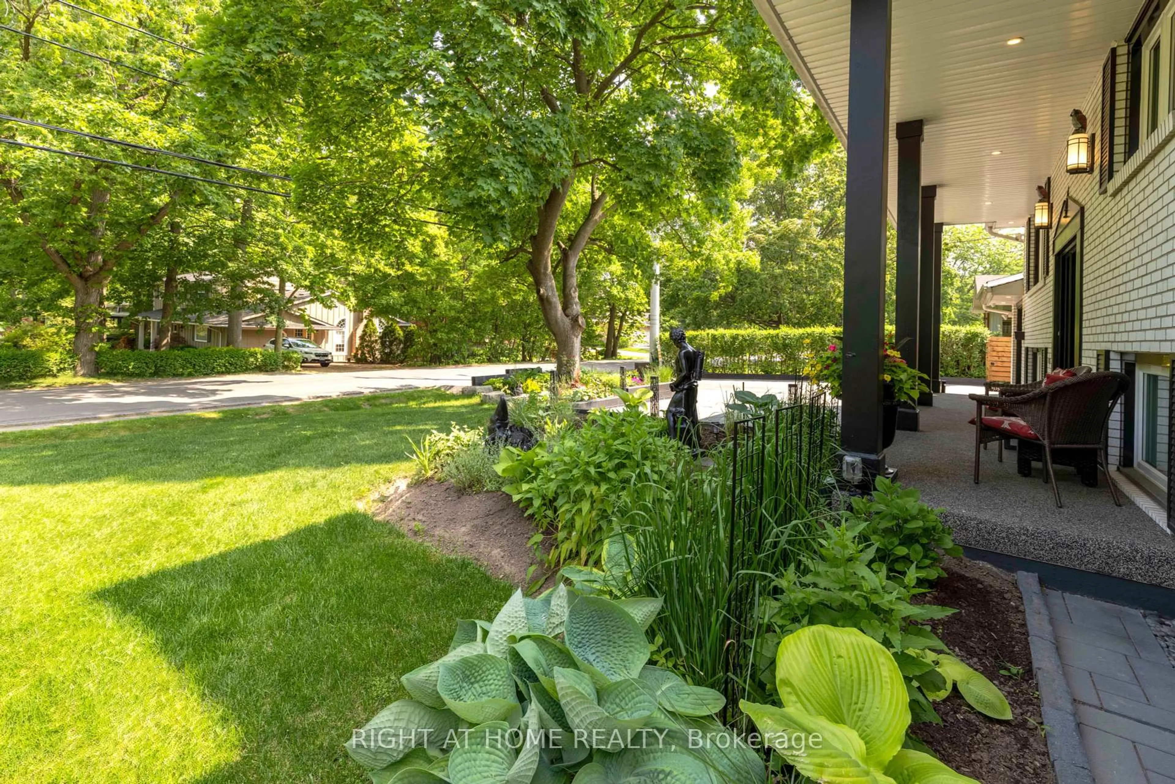 Patio, unknown for 212 Lockhart Dr, St. Catharines Ontario L2T 1X1