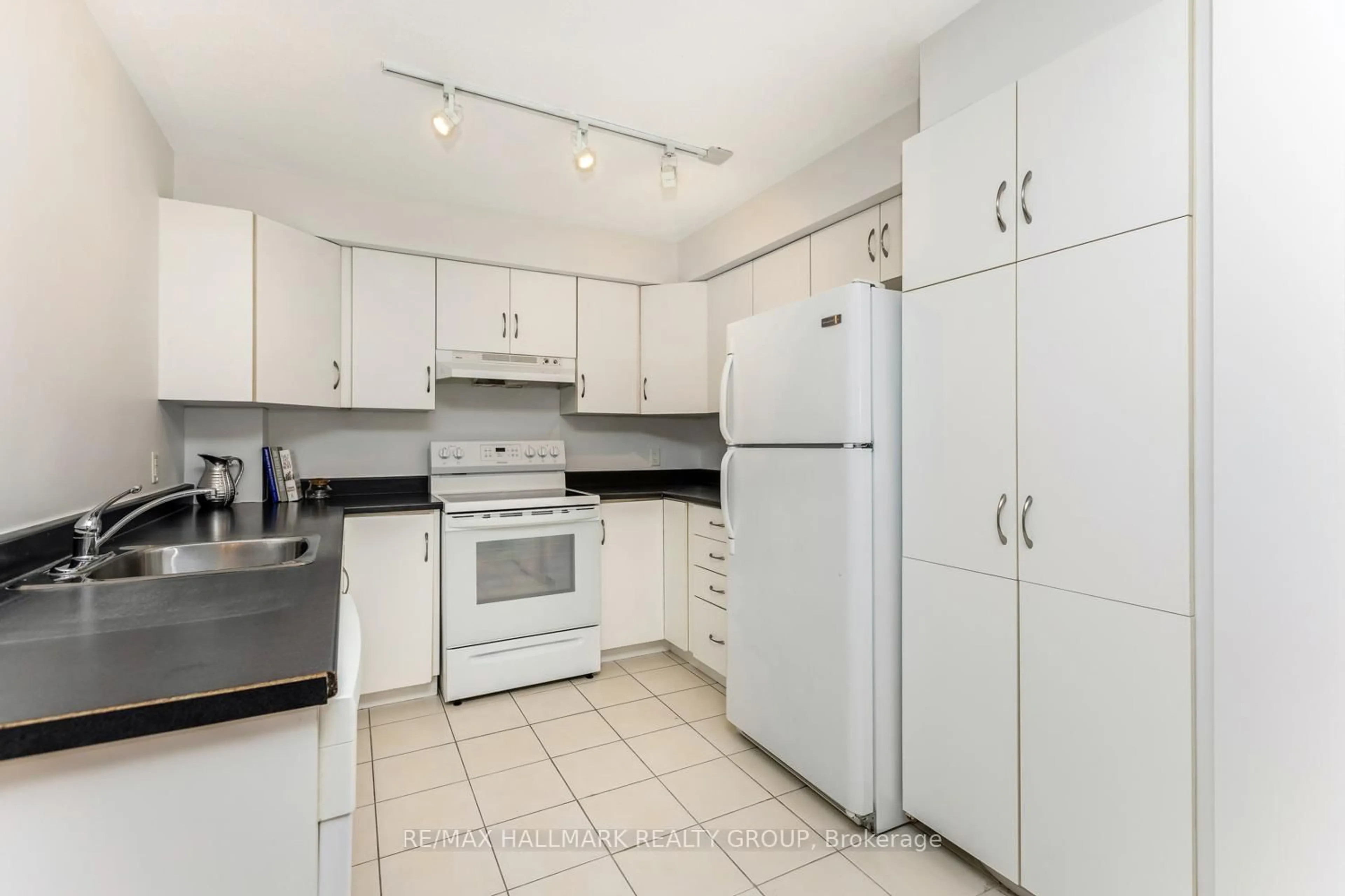 Standard kitchen, unknown for 138 Somerset St #502, Ottawa Ontario K2P 0A3