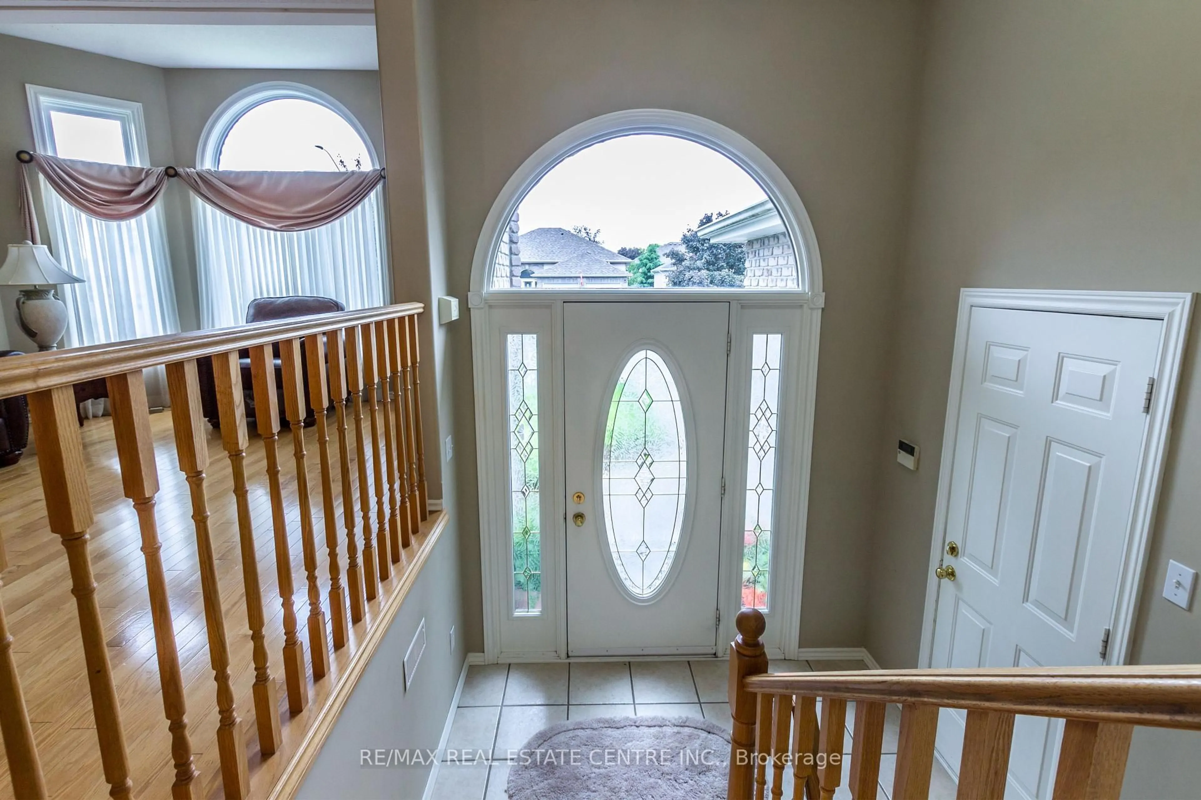 Indoor entryway for 15 Bradbury Cres, Brant Ontario N3L 4E1