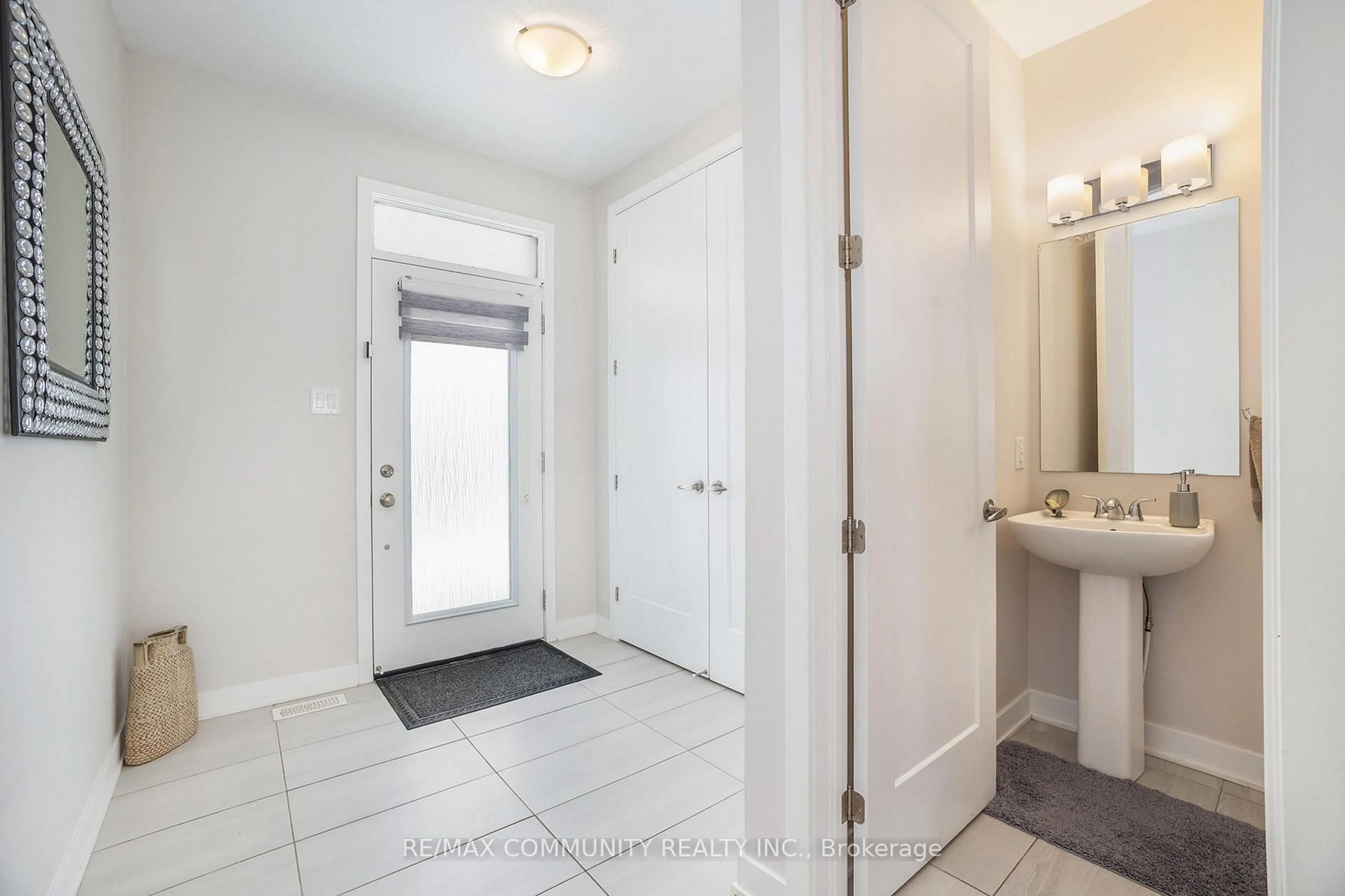 Indoor entryway for 243 Pursuit Terr, Richmond Ontario K0A 2Z0