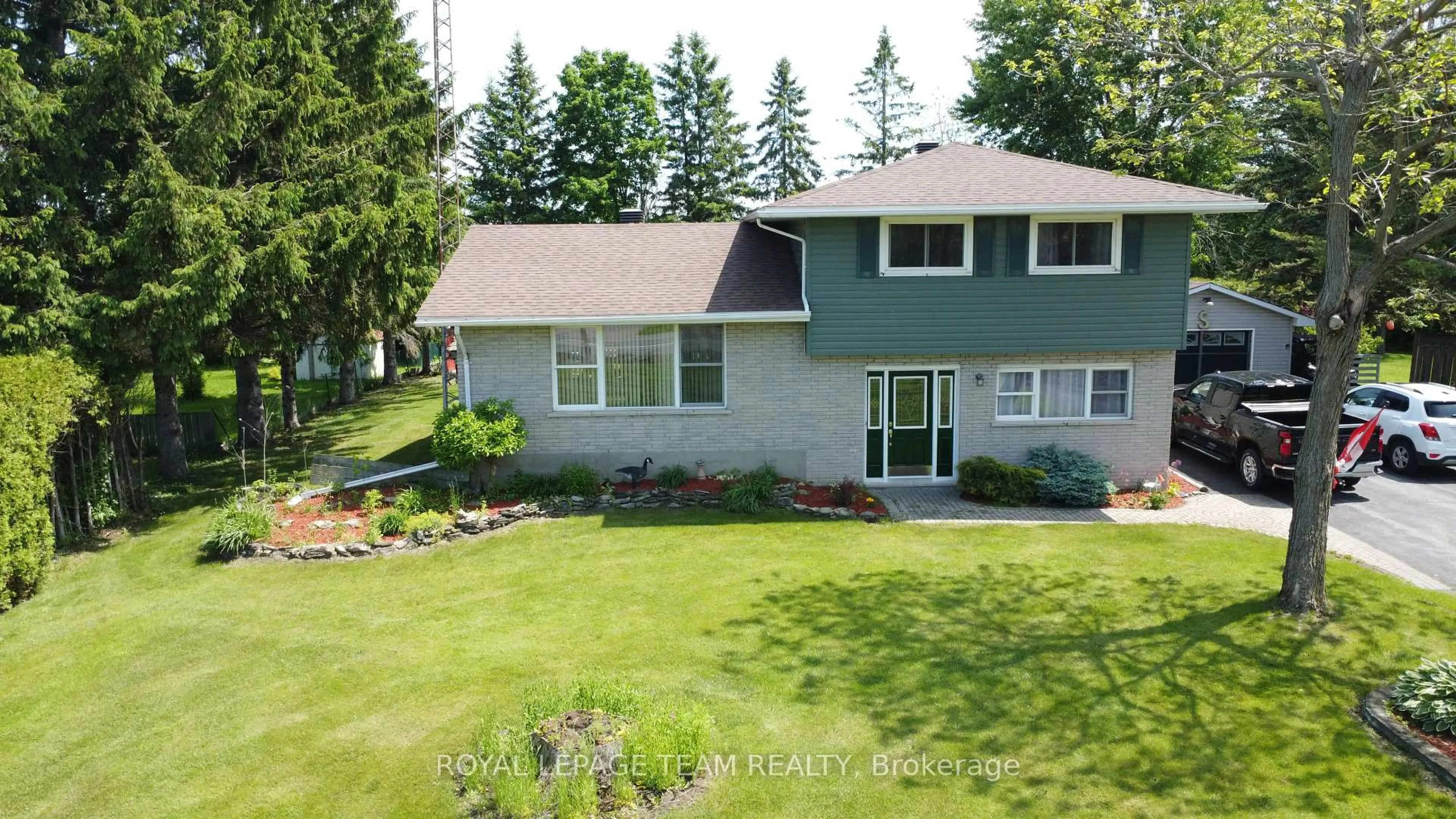 Home with vinyl exterior material, street for 4951 Bank St, South Dundas Ontario K0C 2H0