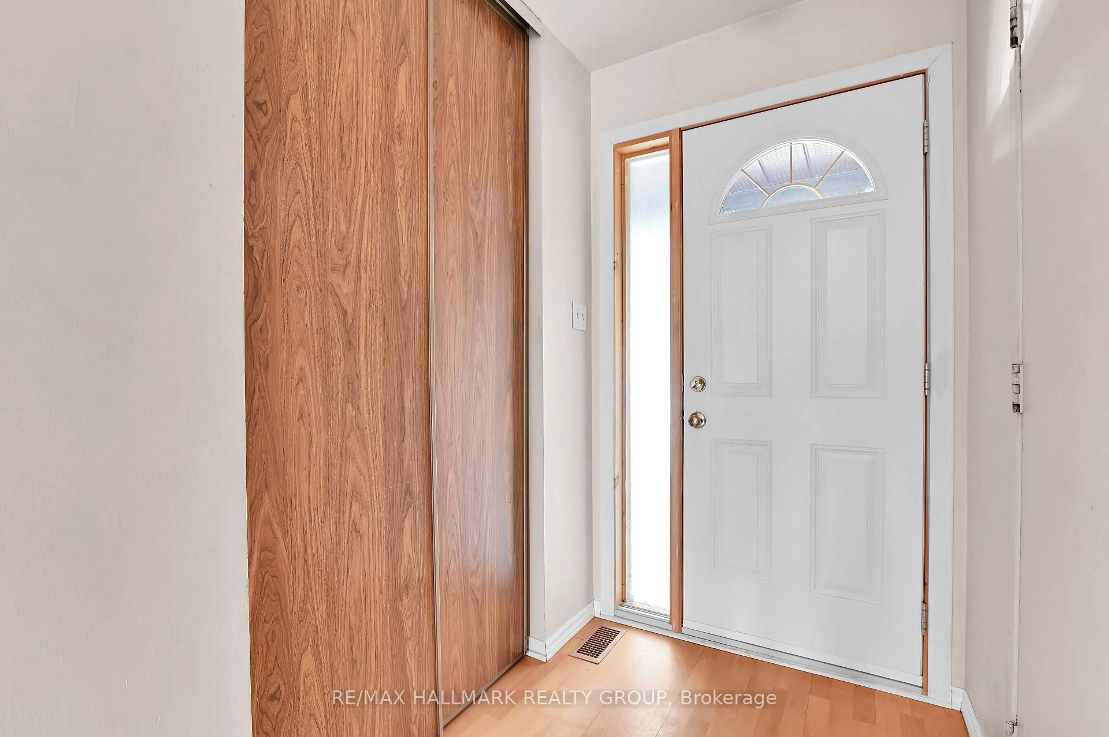 Indoor entryway for 273 Pickford Dr, Kanata Ontario K2L 3E3