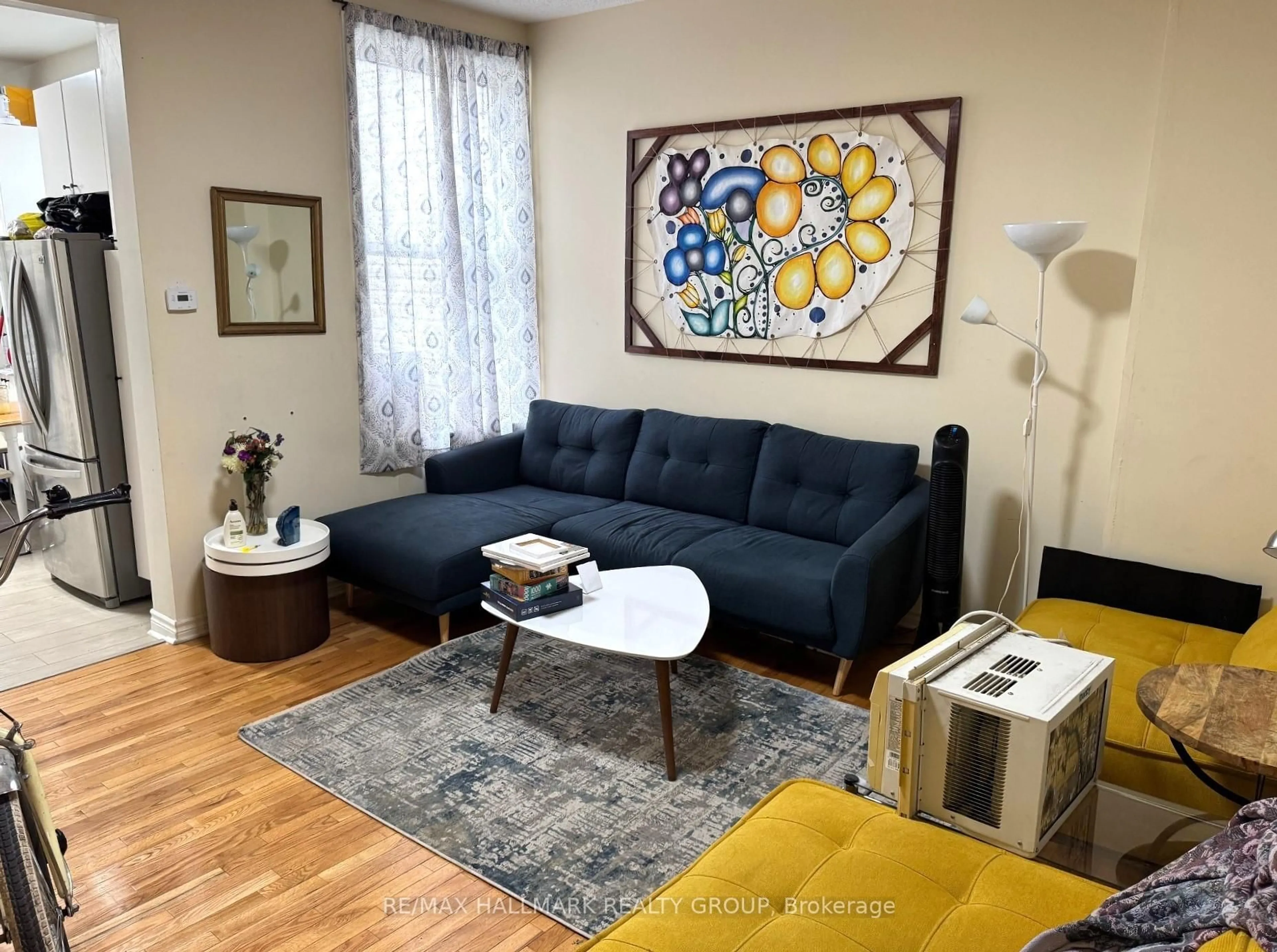 Living room with furniture, wood/laminate floor for 478 Cumberland St, Ottawa Ontario K1N 7J9